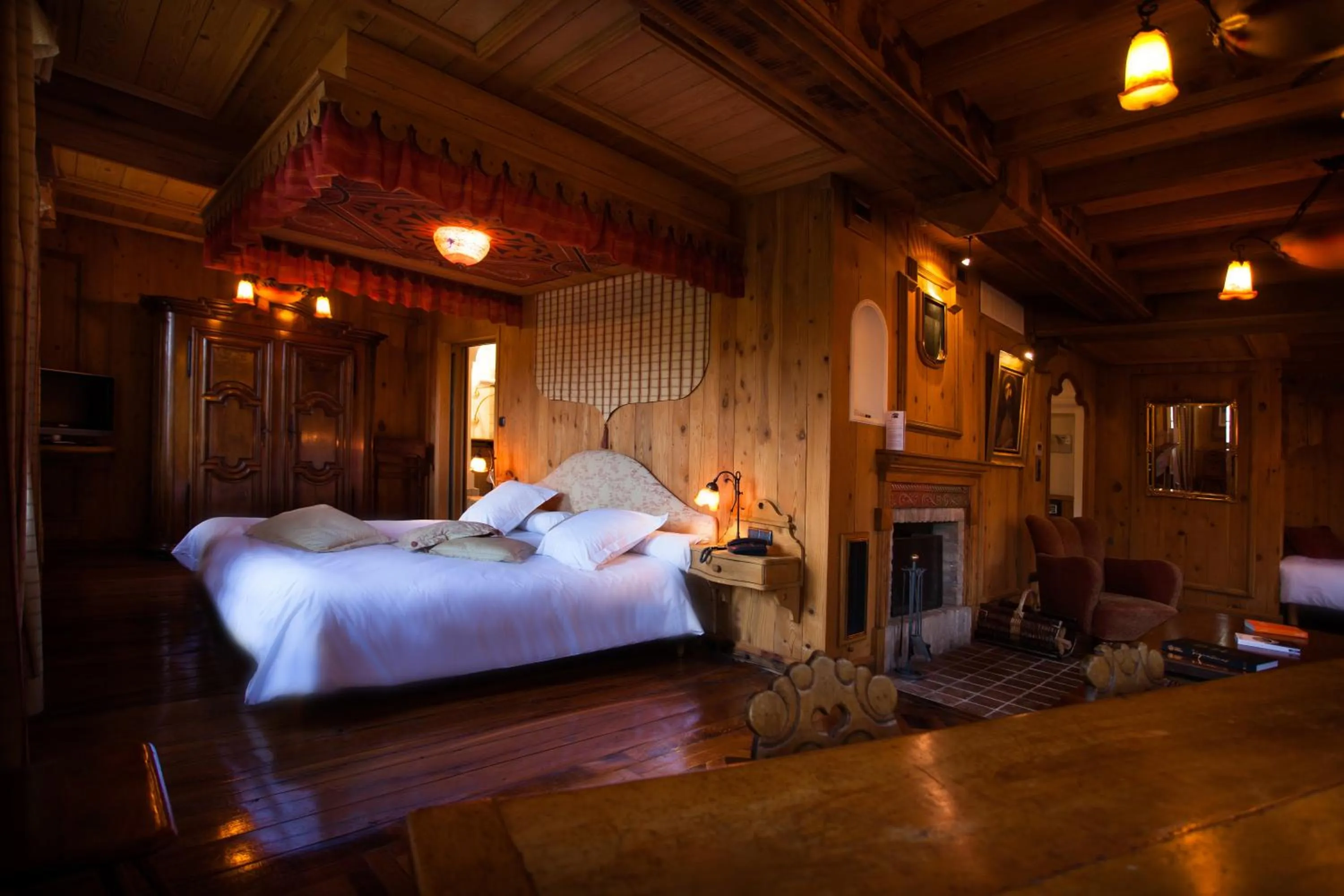 Bed in Les Violettes Hotel & Spa