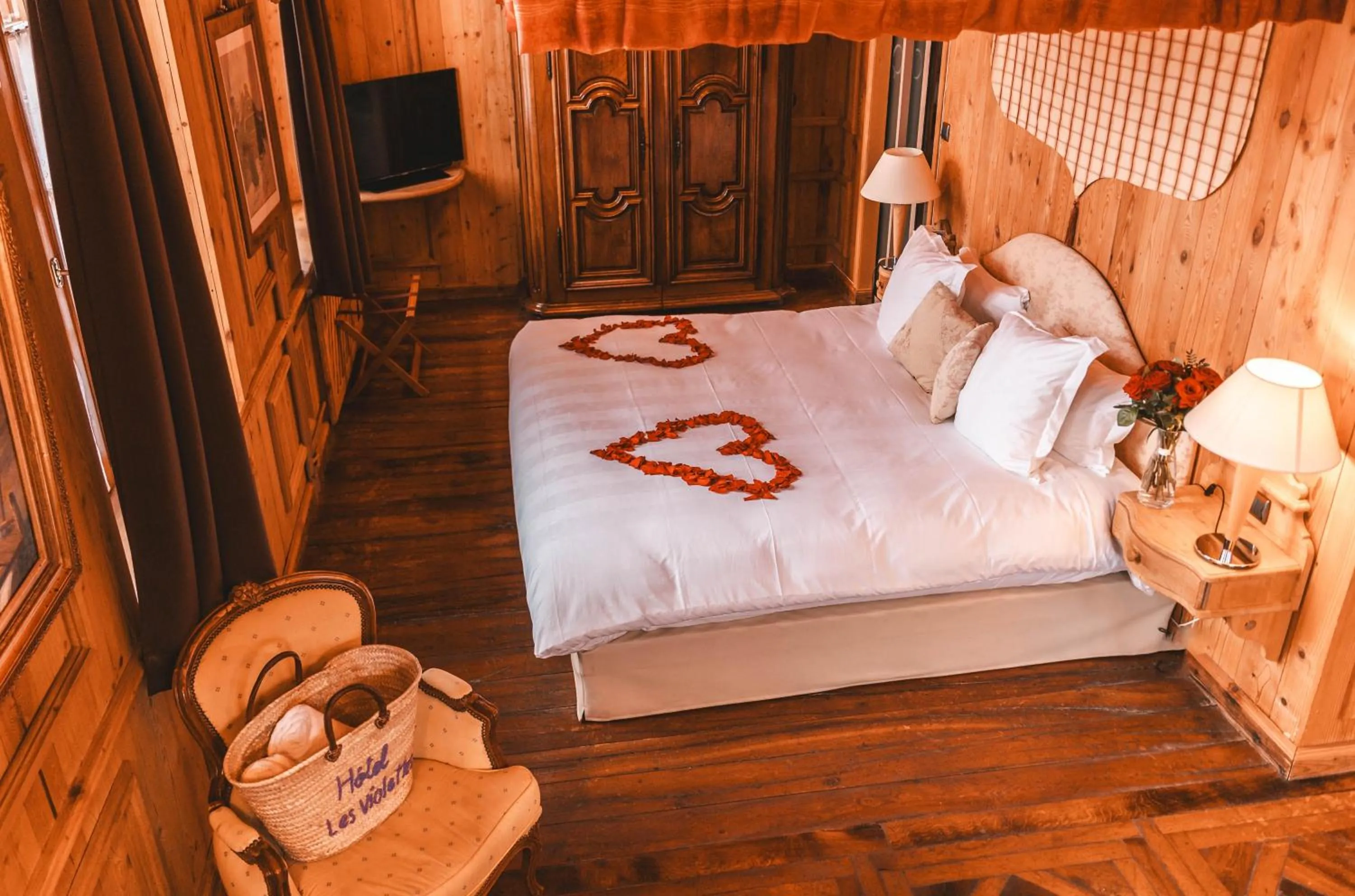 Bed in Les Violettes Hotel & Spa