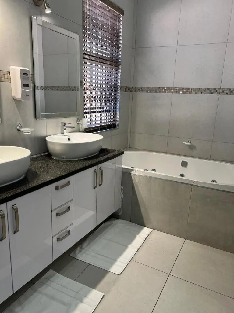 Bath in Letsatsing Lodge