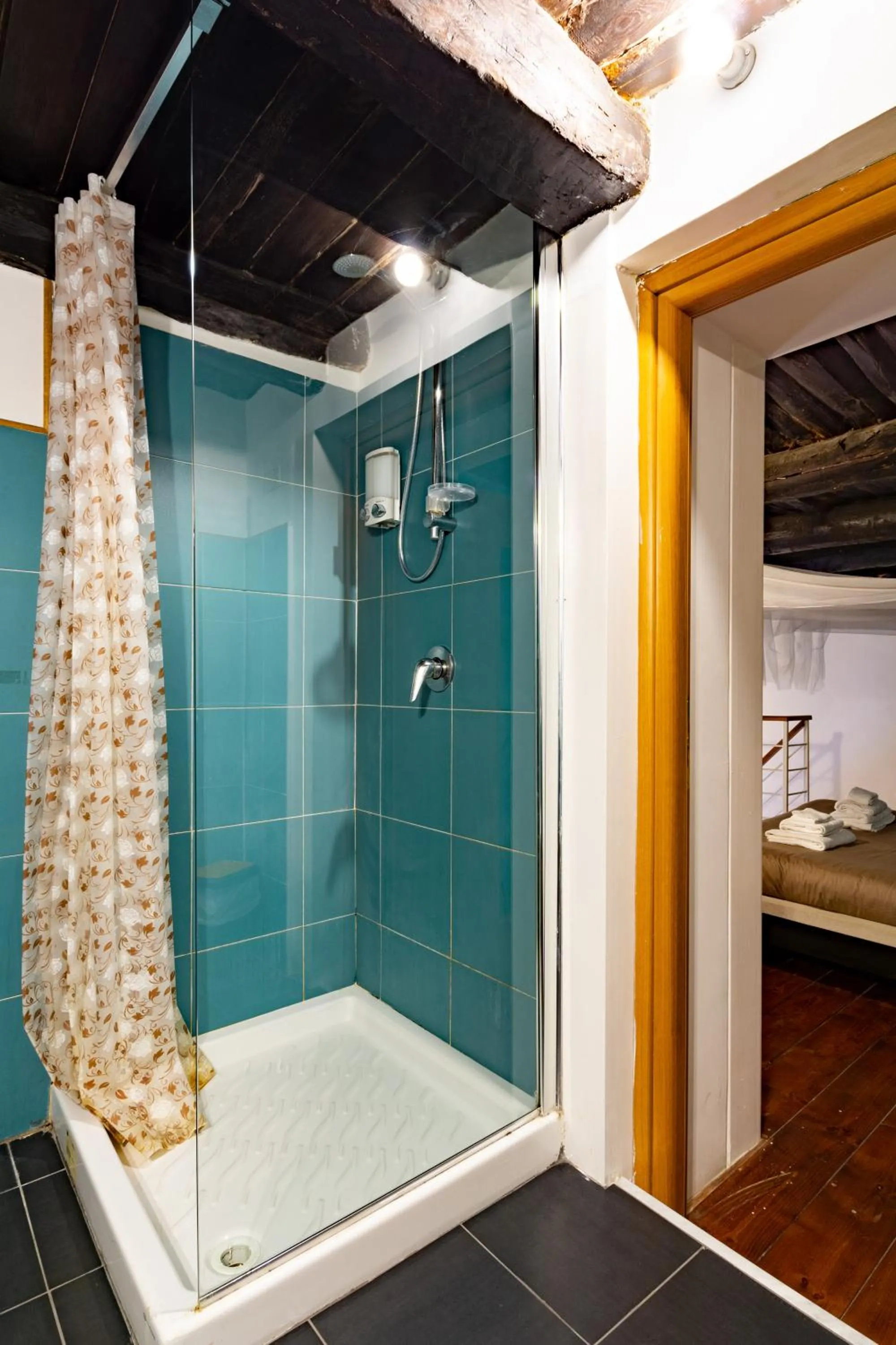 Shower in Napoli Napoli Rooms