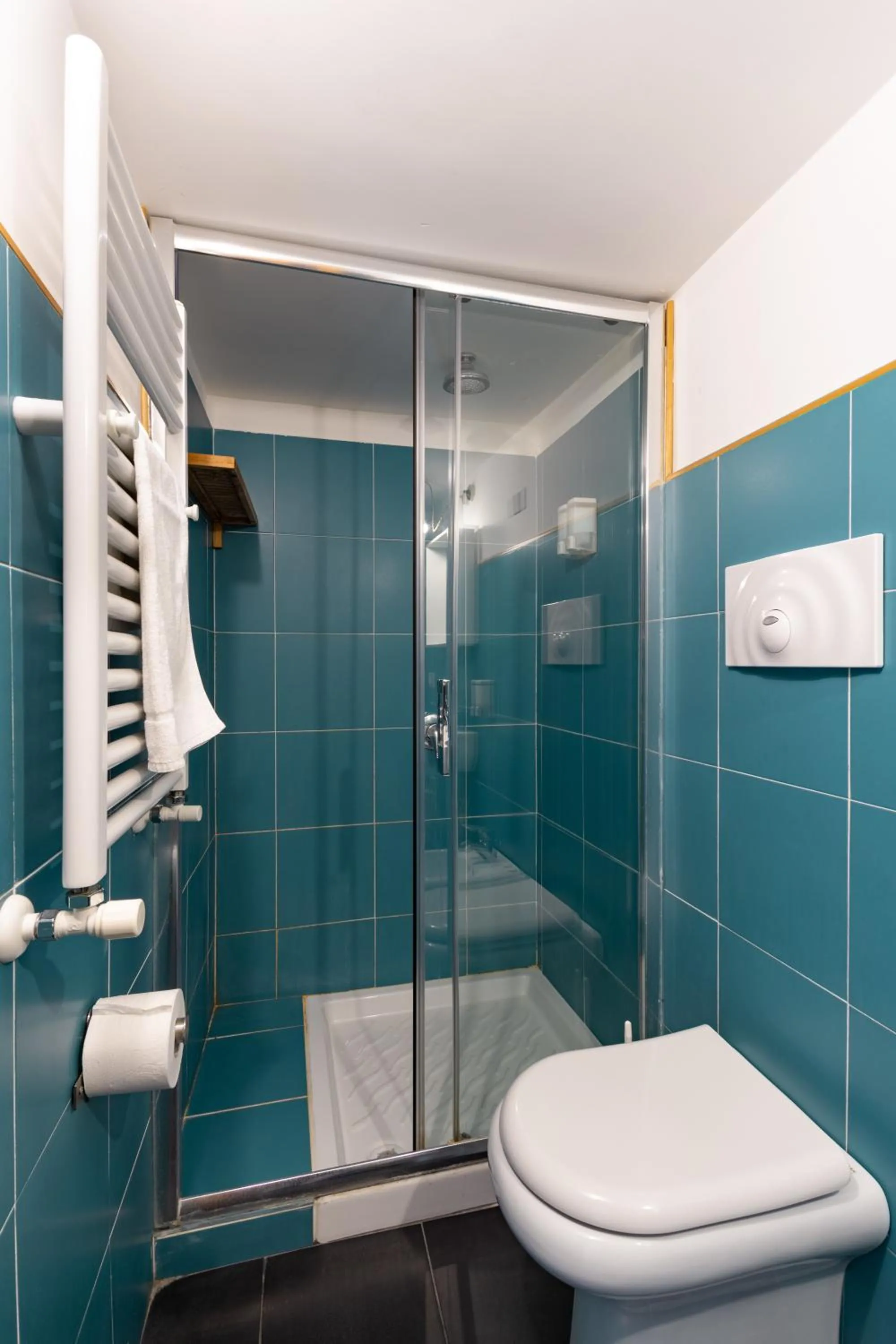 Shower in Napoli Napoli Rooms