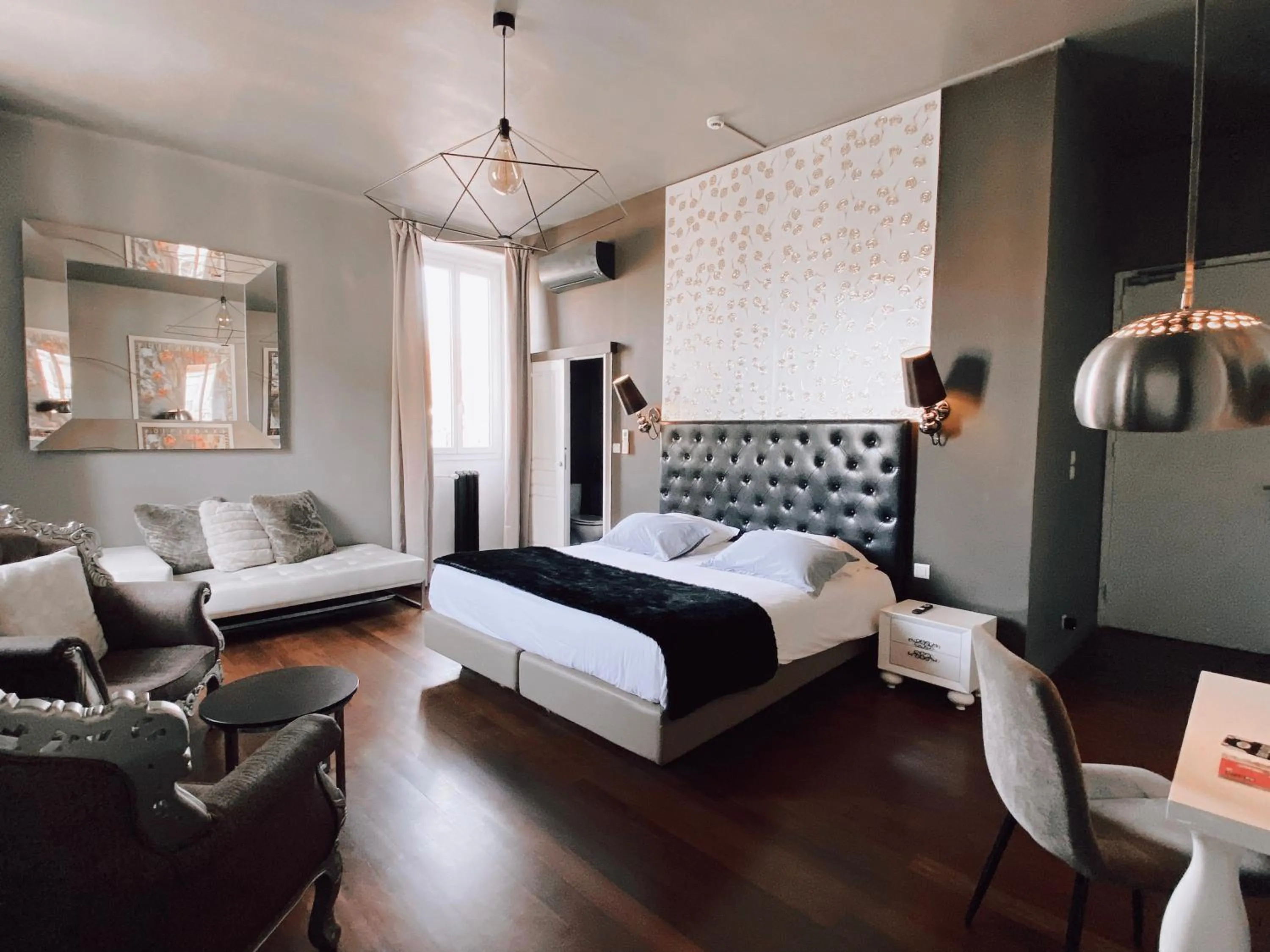 Photo of the whole room, Bed in Royal Hôtel