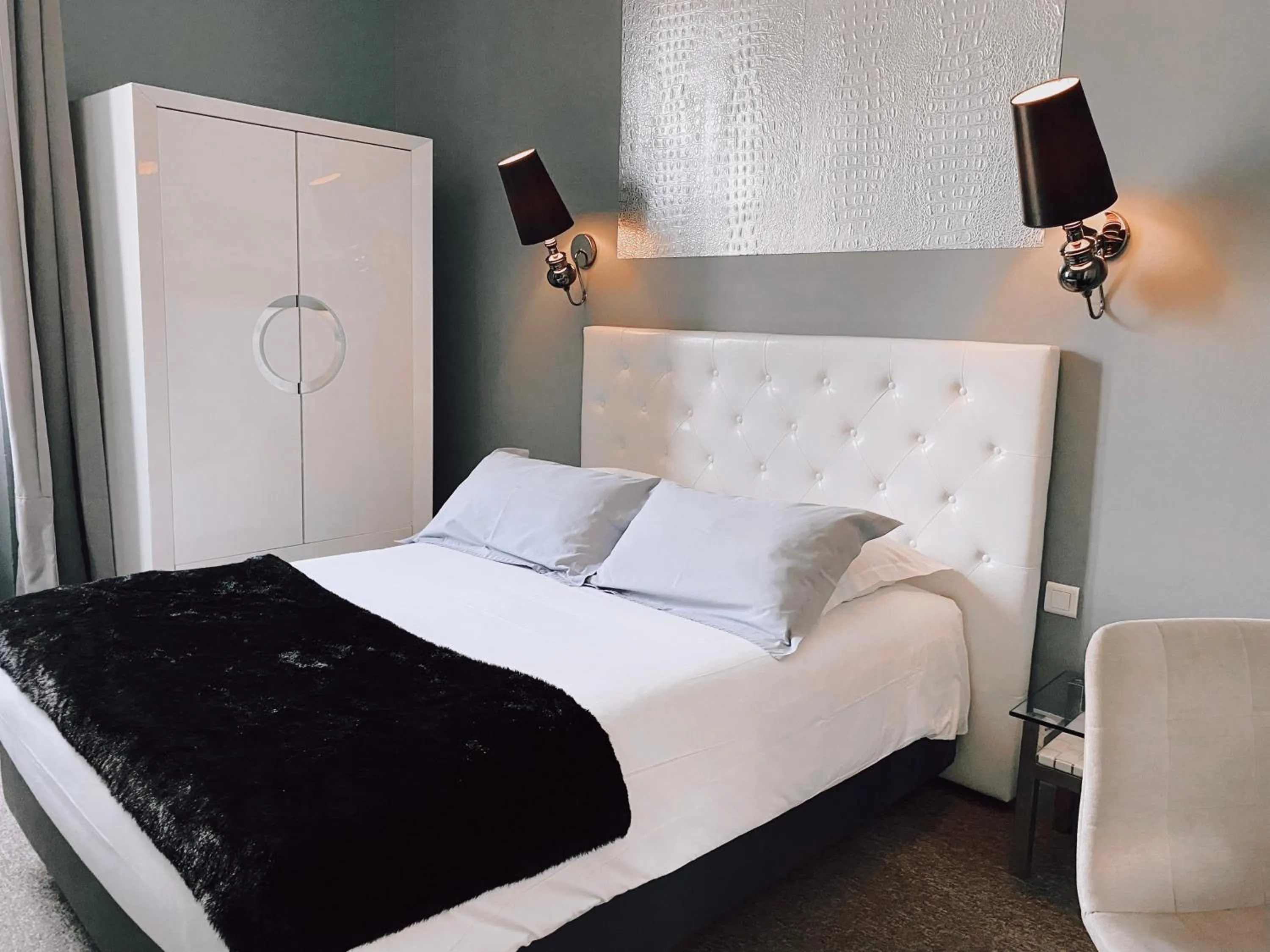 Photo of the whole room, Bed in Royal Hôtel