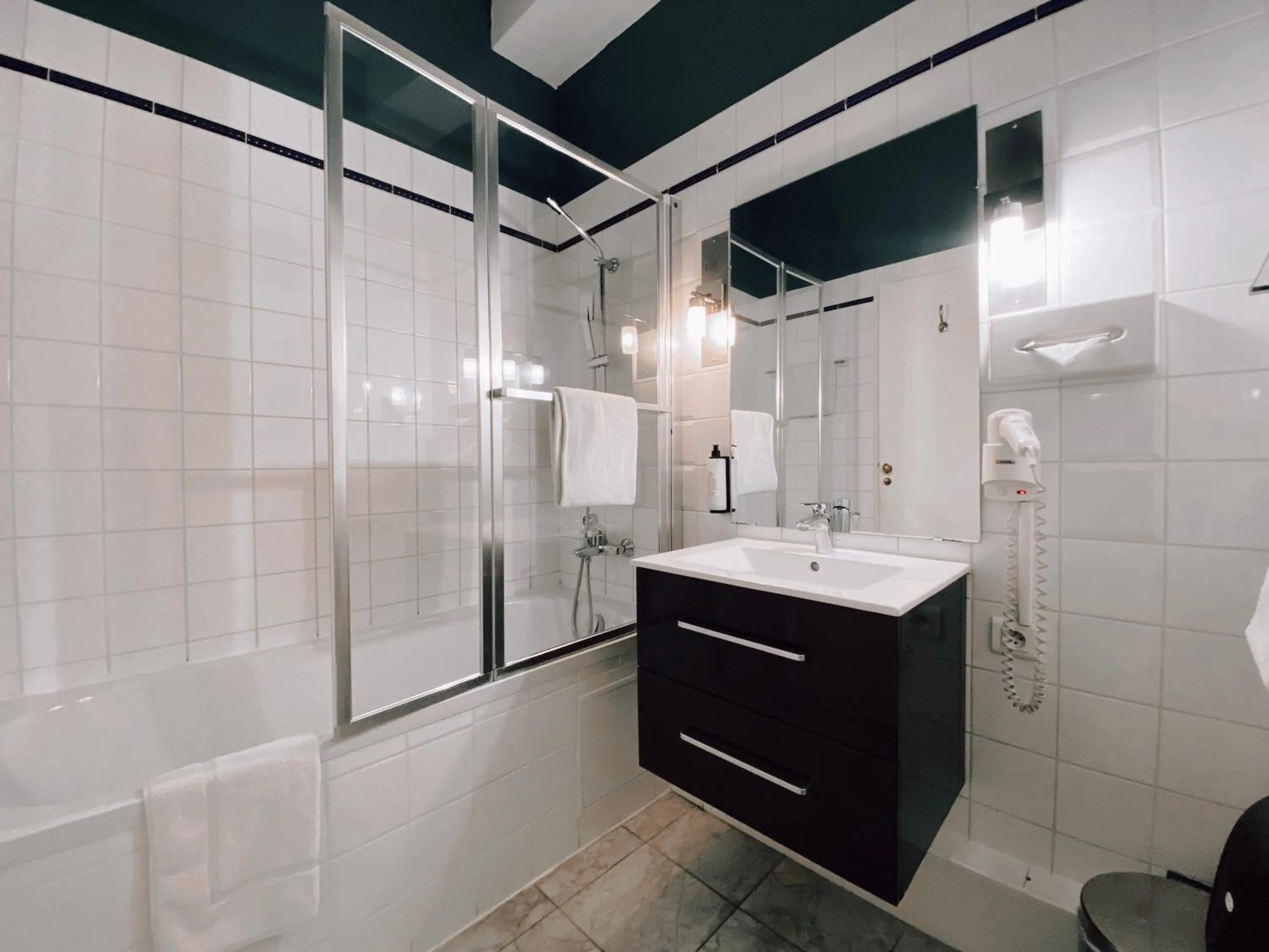 Bathroom in Royal Hôtel