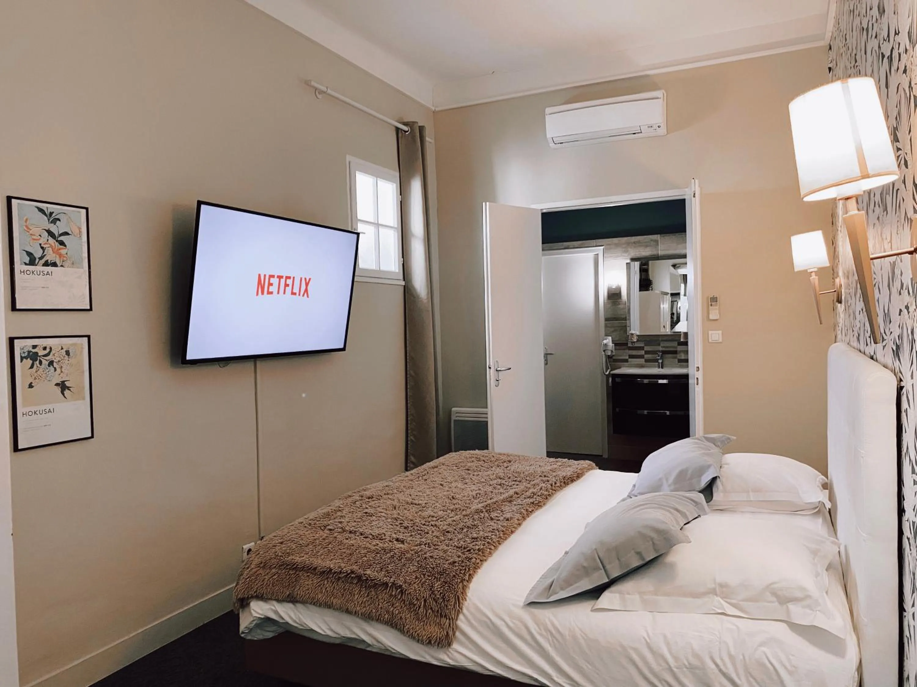 Photo of the whole room, Bed in Royal Hôtel