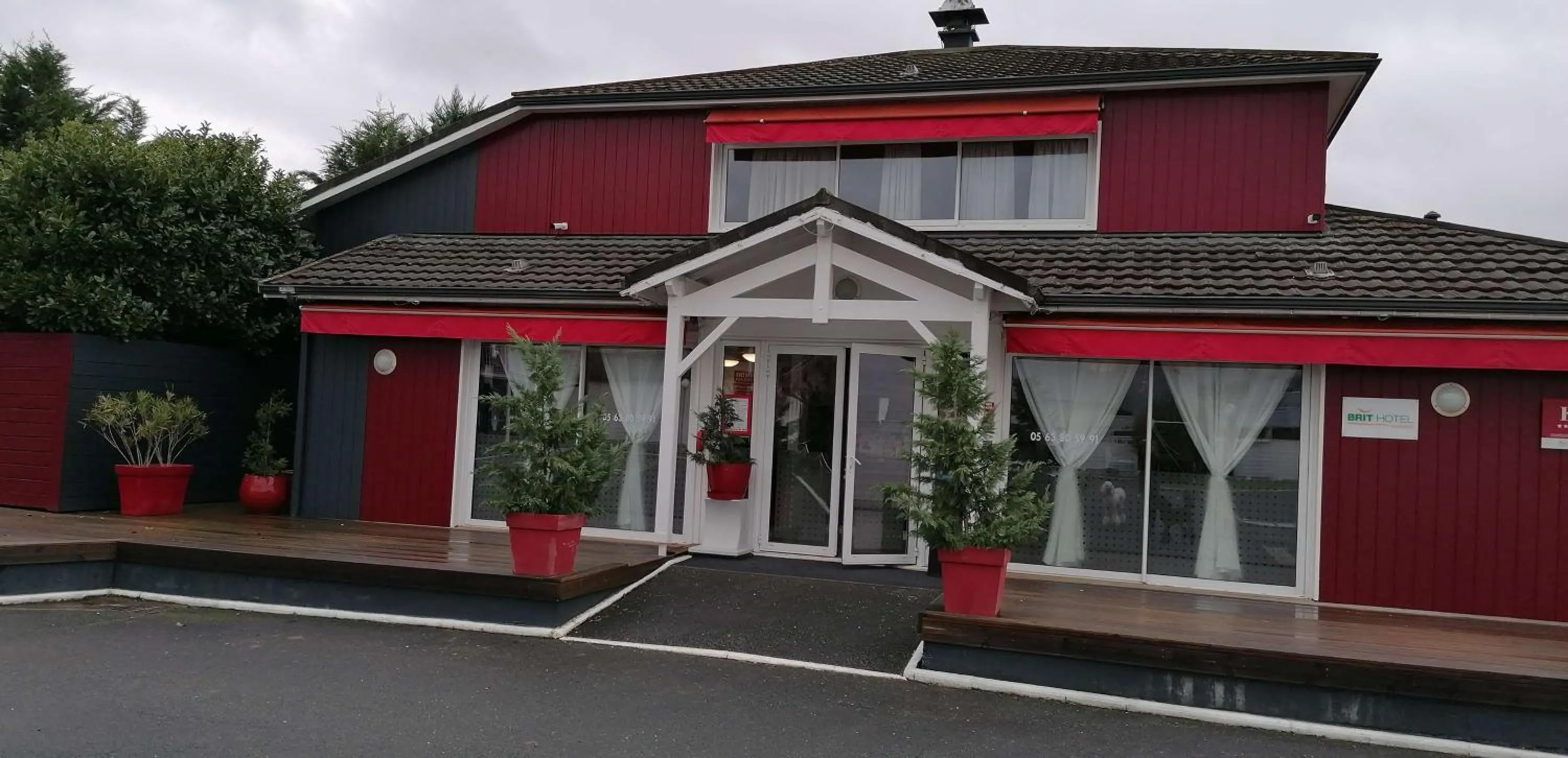 Property building in Brit Hotel Essentiel Albi Parc des Expos