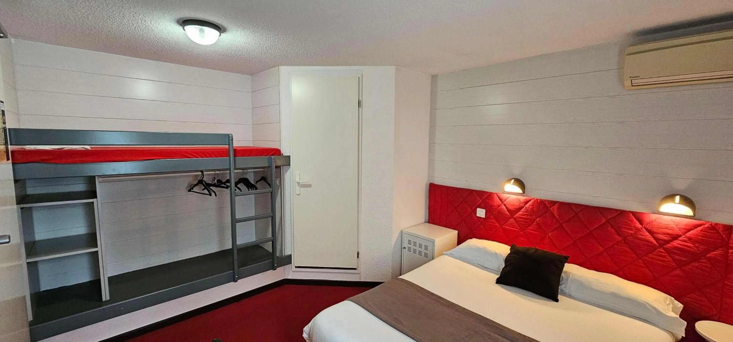 Bedroom in Brit Hotel Essentiel Albi Parc des Expos