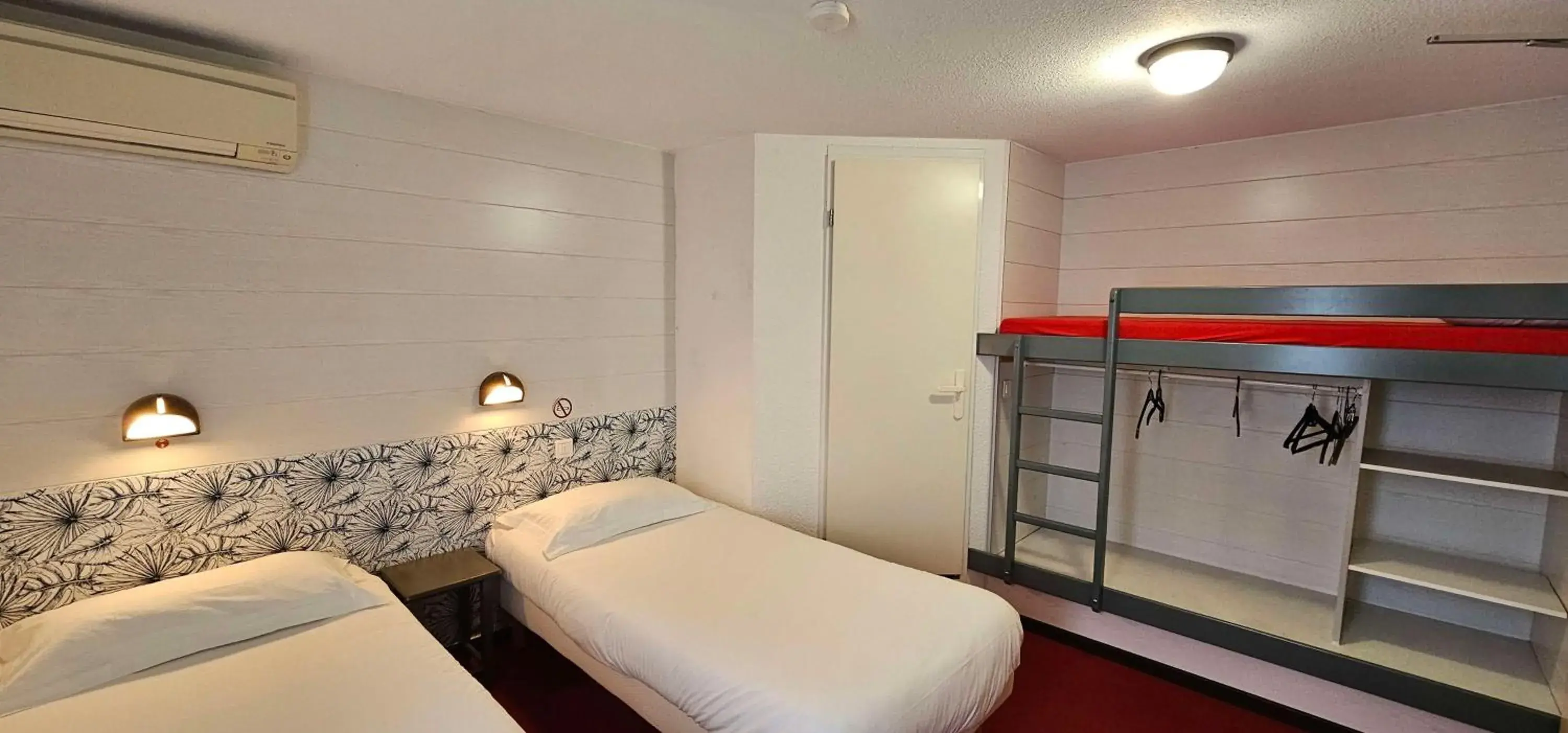 Triple Room in Brit Hotel Essentiel Albi Parc des Expos Triple Room in Brit Hotel Essentiel Albi Parc des Expos
