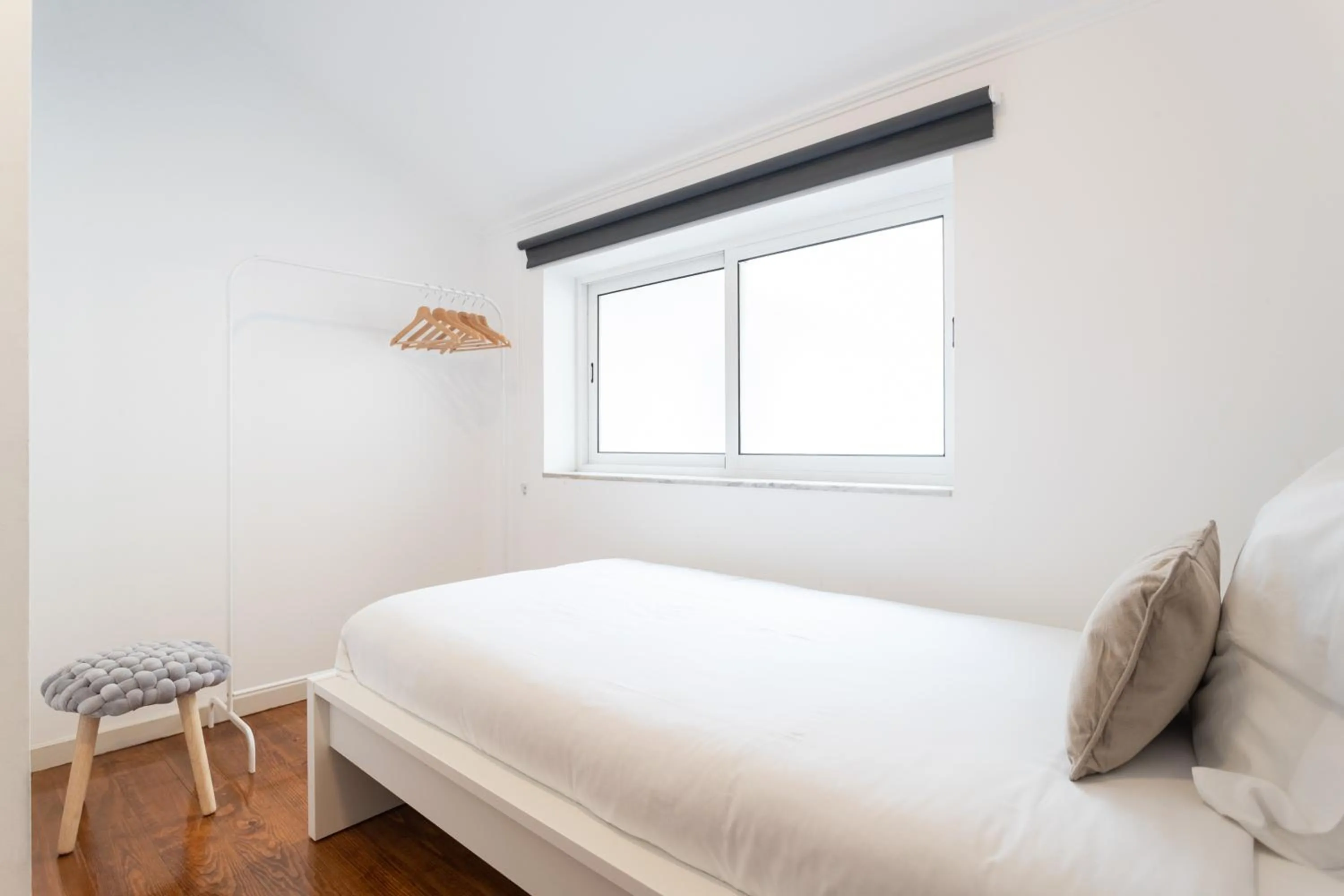 Photo of the whole room, Bed in Living Bairro Alto V