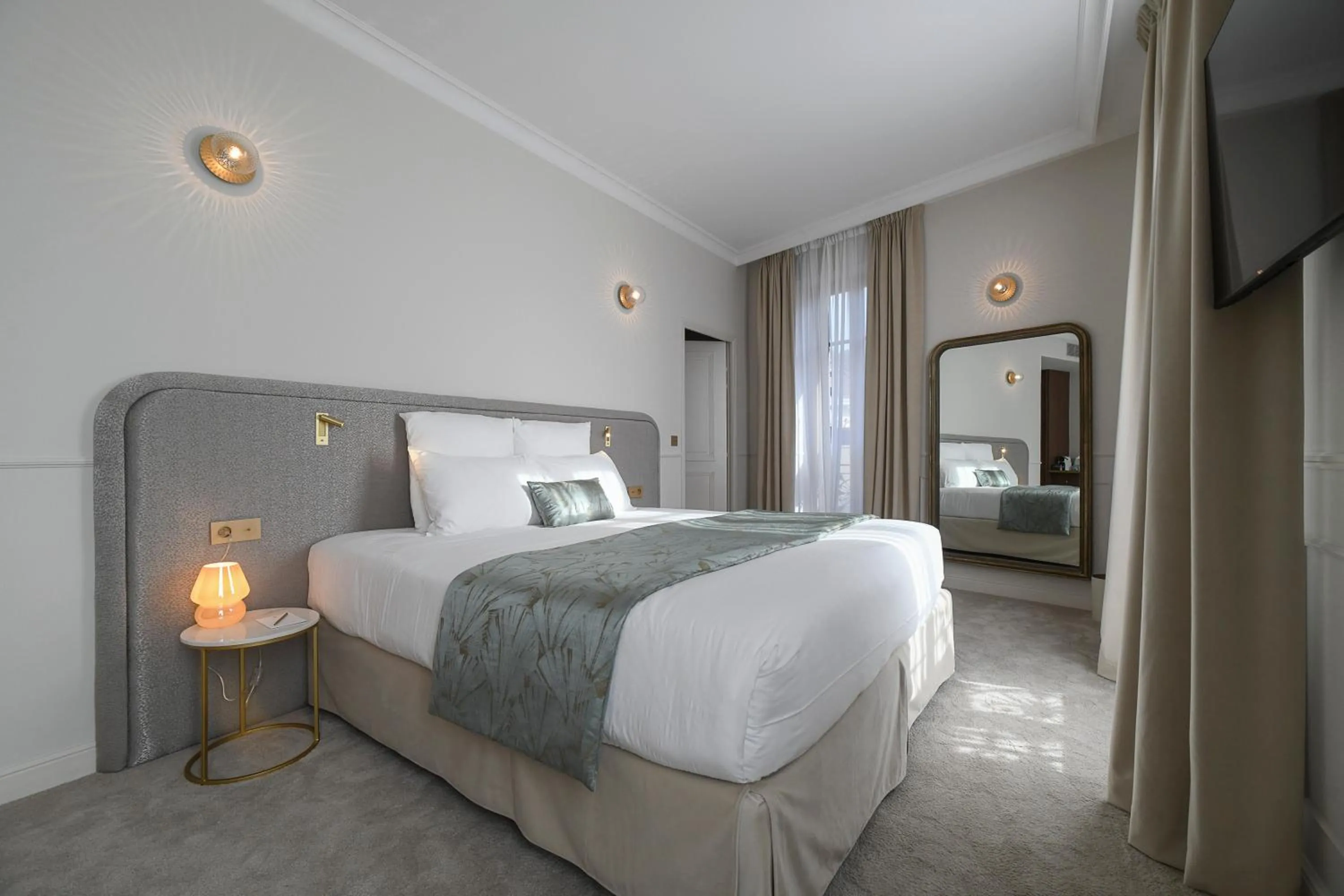 Bedroom, Bed in Grand Hôtel Du Parc - Teritoria