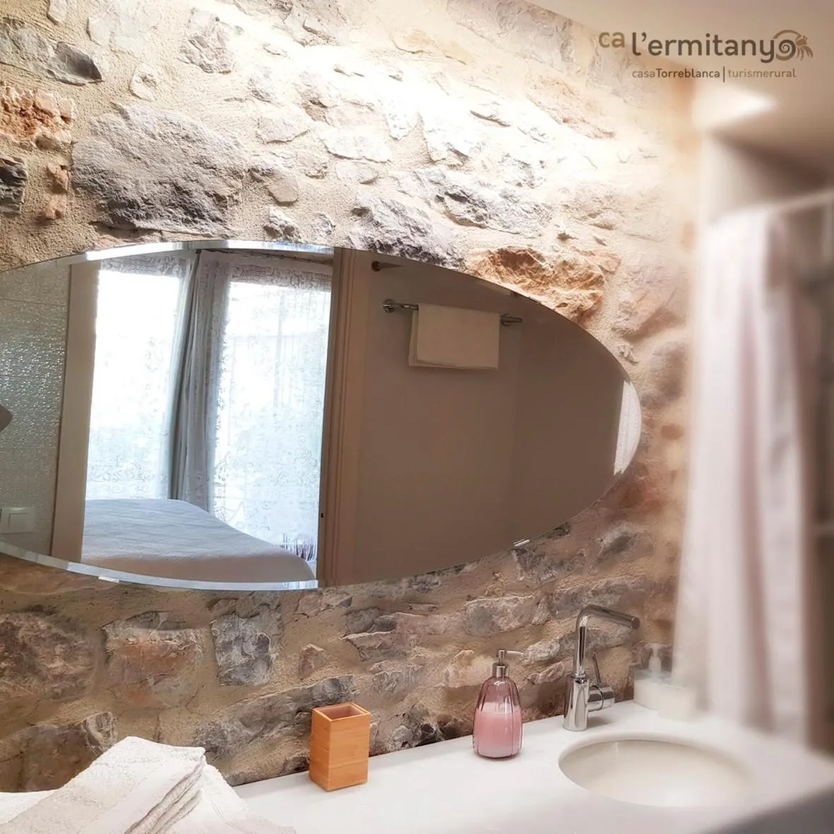 Bathroom in Ca l' Ermitanyo- Casa Torre Blanca