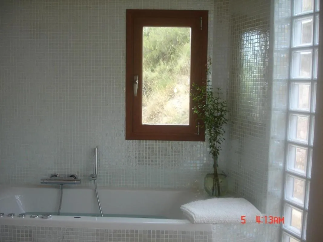 Bathroom in Ca l' Ermitanyo- Casa Torre Blanca
