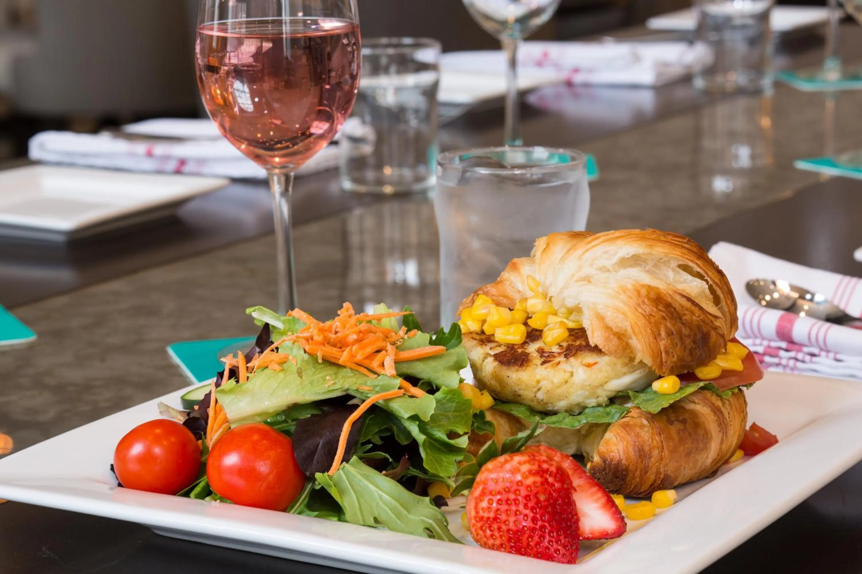 Restaurant/places to eat in Hotel Indigo Baltimore Downtown by IHG