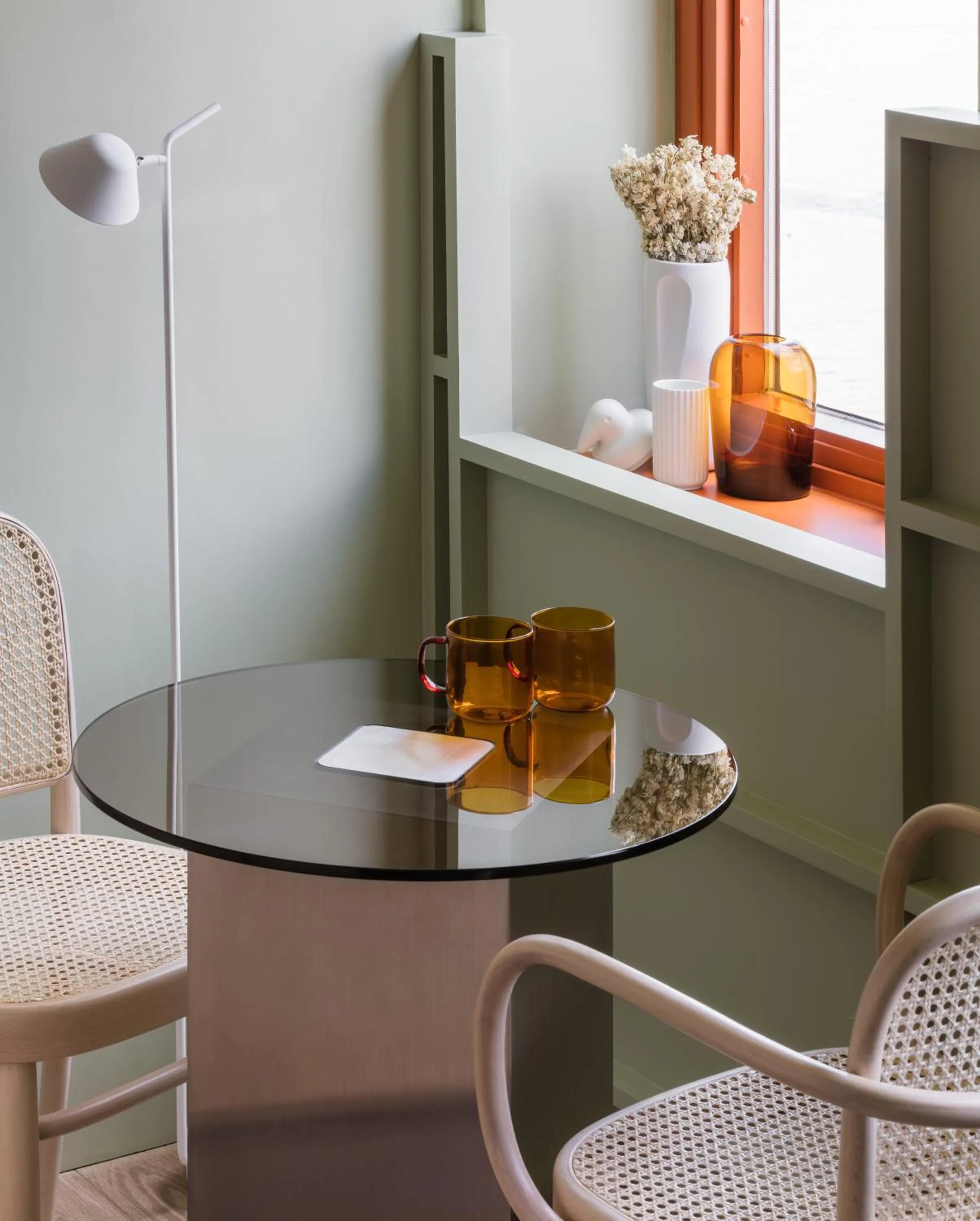 Seating area in Locke at Broken Wharf