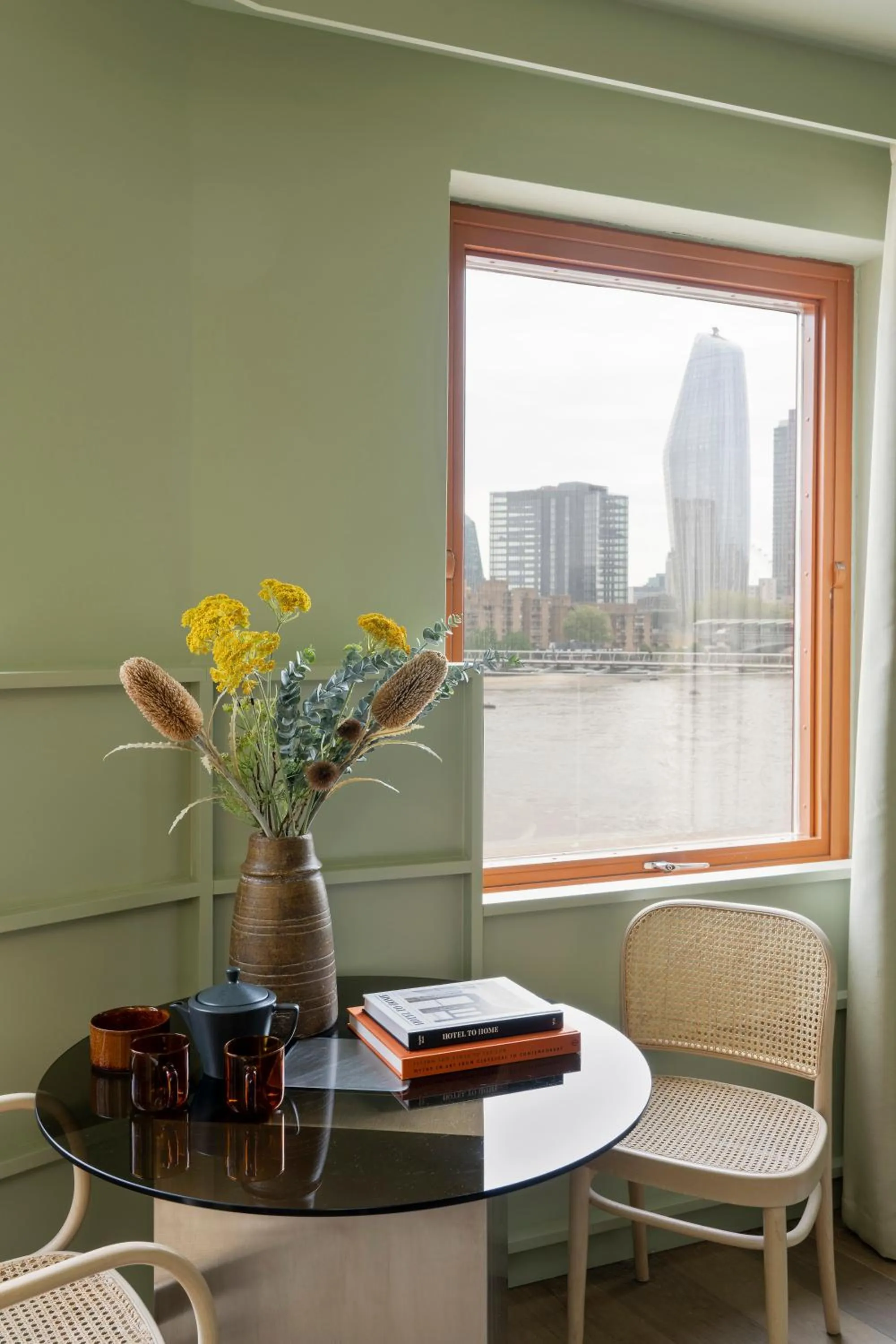 Seating area in Locke at Broken Wharf