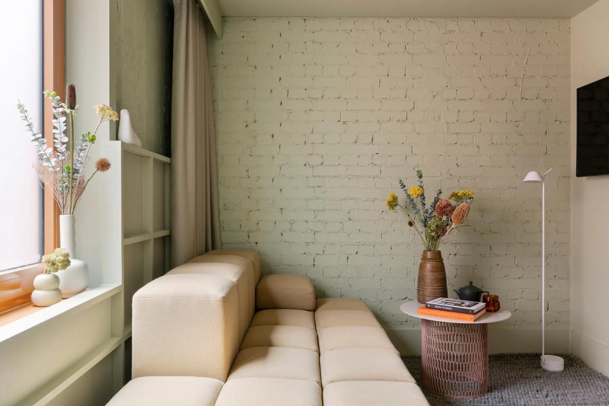 Seating area in Locke at Broken Wharf