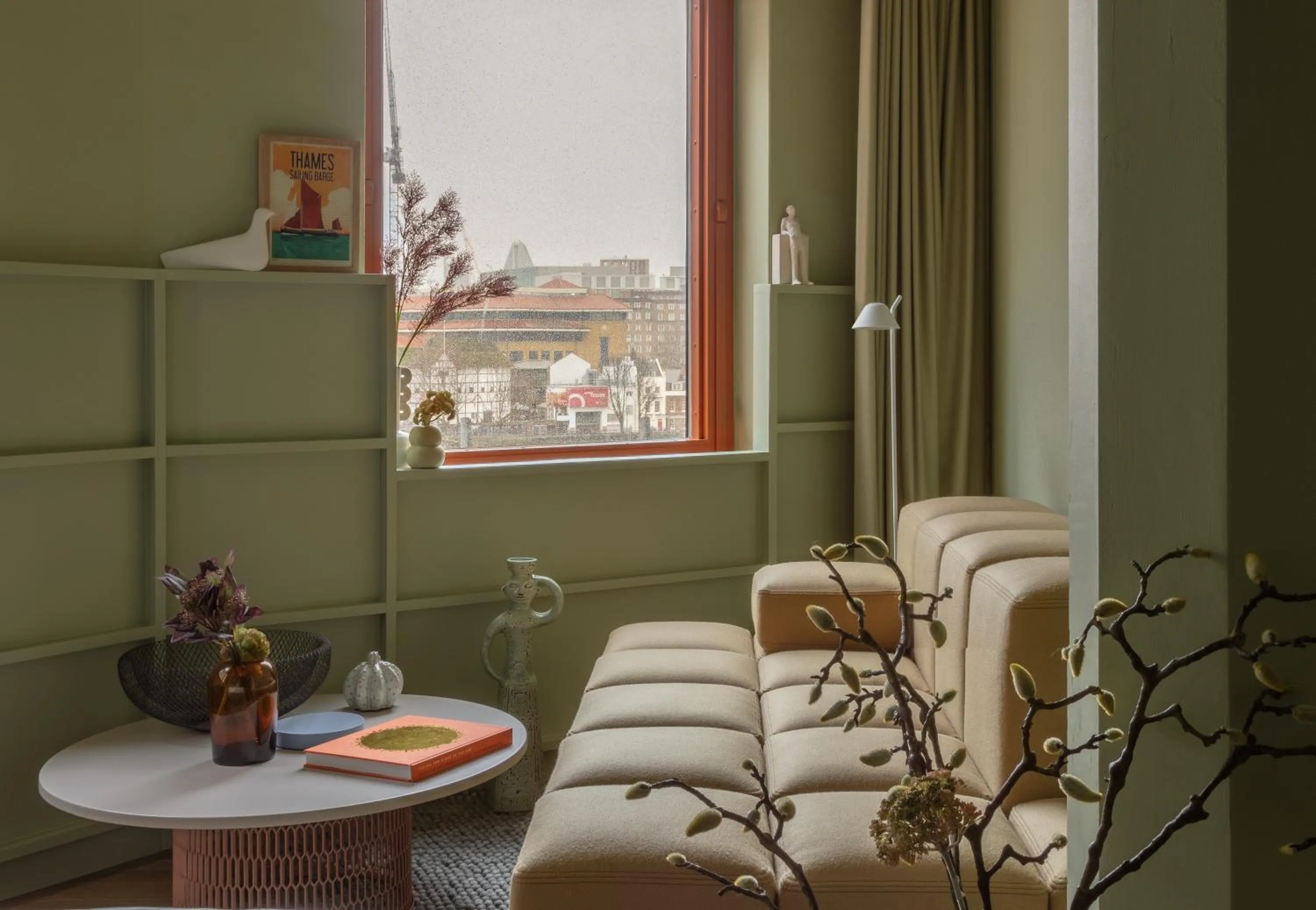 Seating area in Locke at Broken Wharf