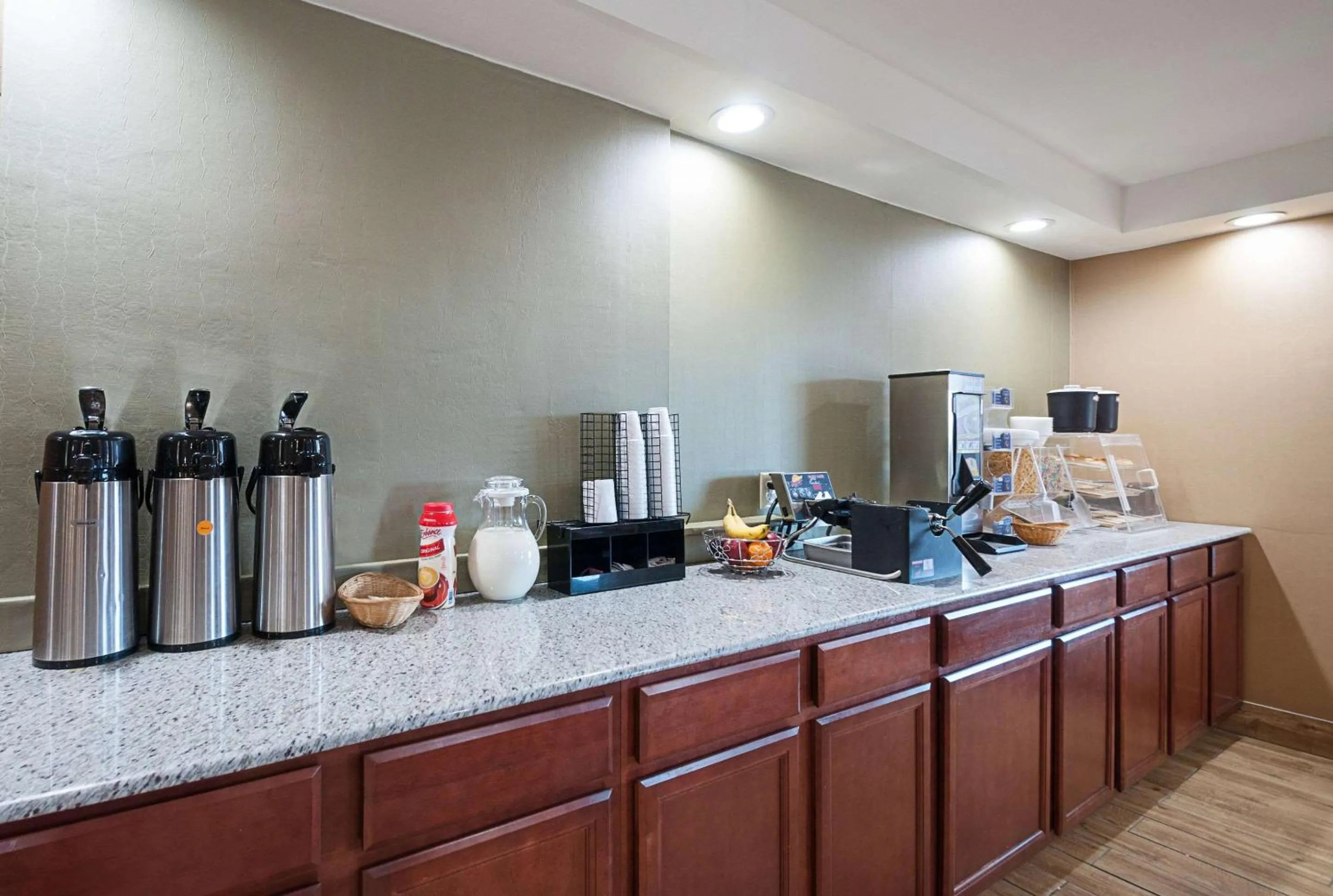 Restaurant/places to eat in Quality Inn Near Pimlico Racetrack