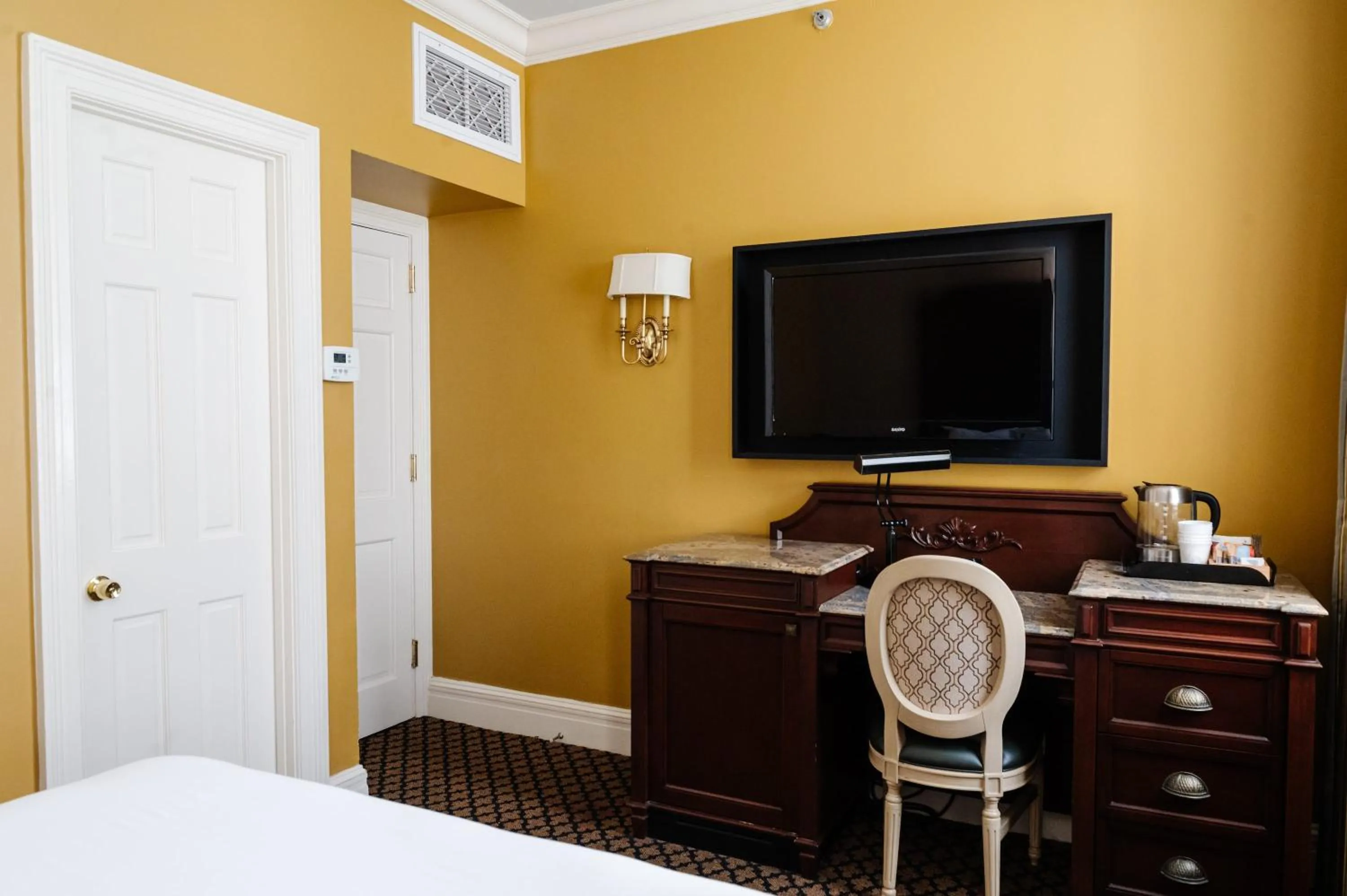 Property building, Bed in The Lafayette New Orleans By Kasa Living