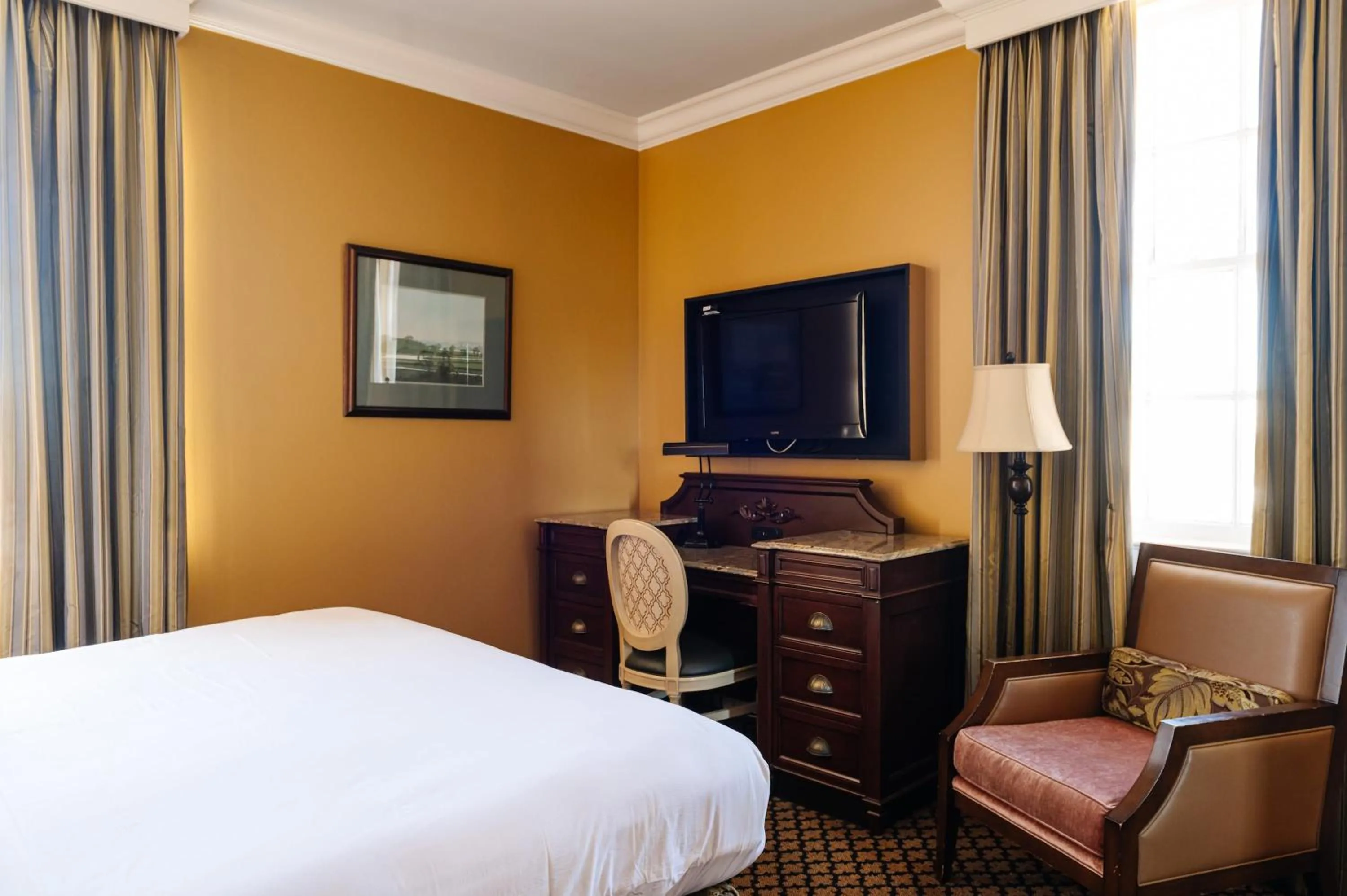 Property building, Bed in The Lafayette New Orleans By Kasa Living