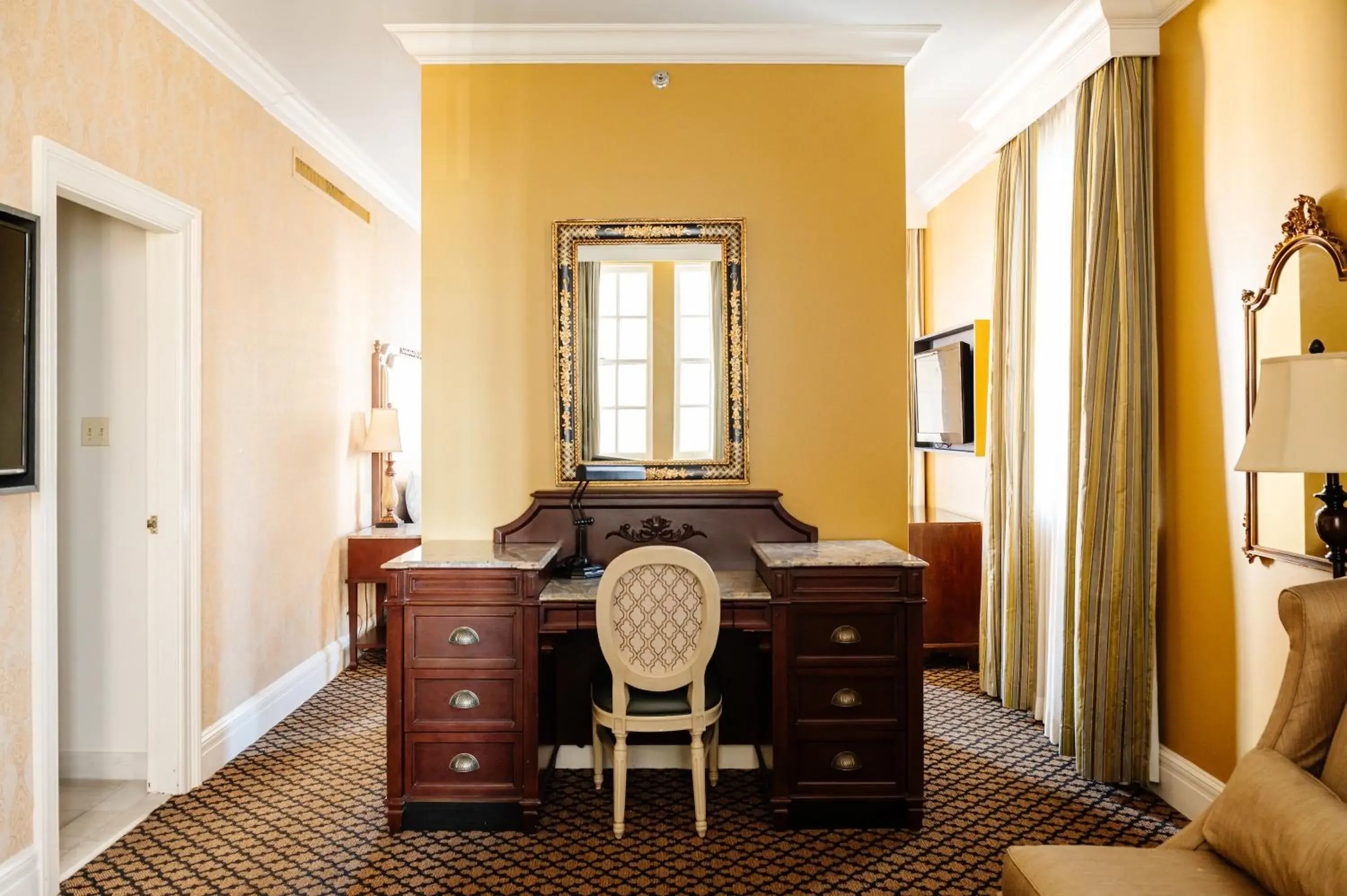 Living room in The Lafayette New Orleans By Kasa Living Living room in The Lafayette New Orleans By Kasa Living