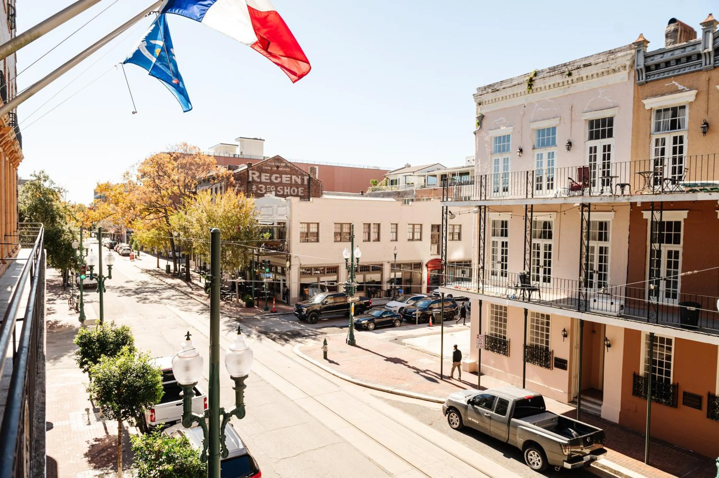 Neighbourhood in The Lafayette New Orleans By Kasa Living