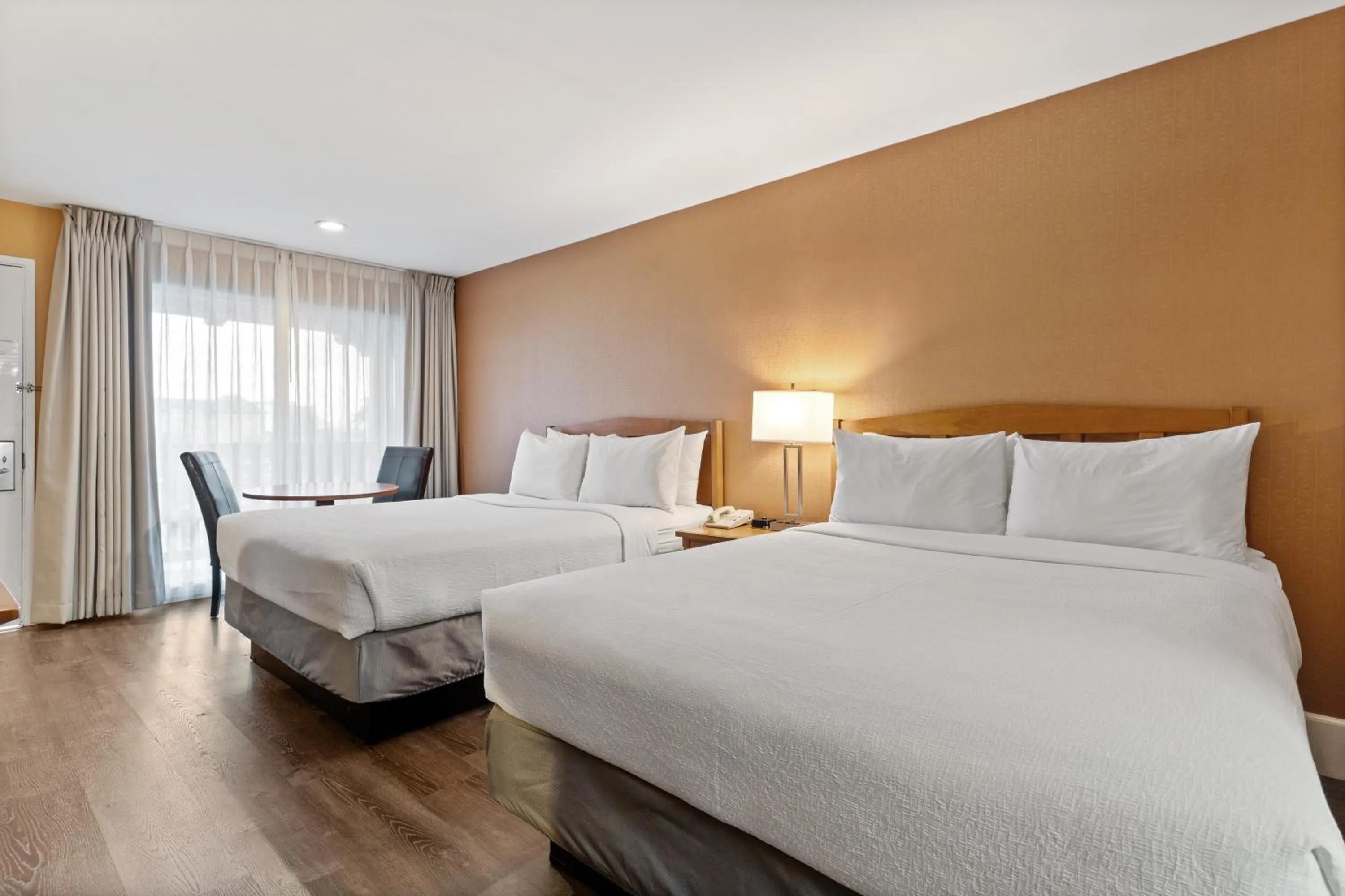 Bed in Vagabond Inn Executive SFO