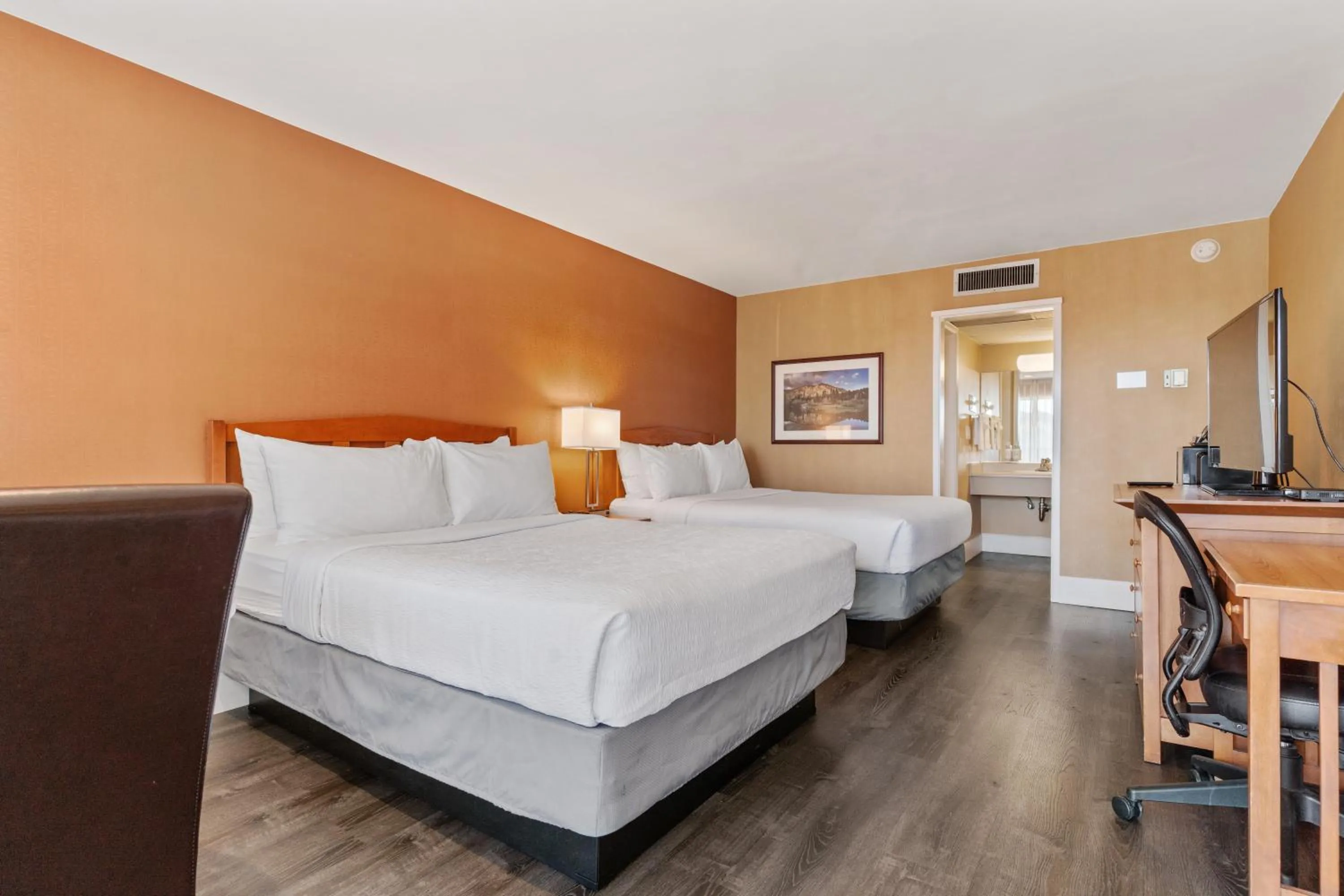 Bed in Vagabond Inn Executive SFO