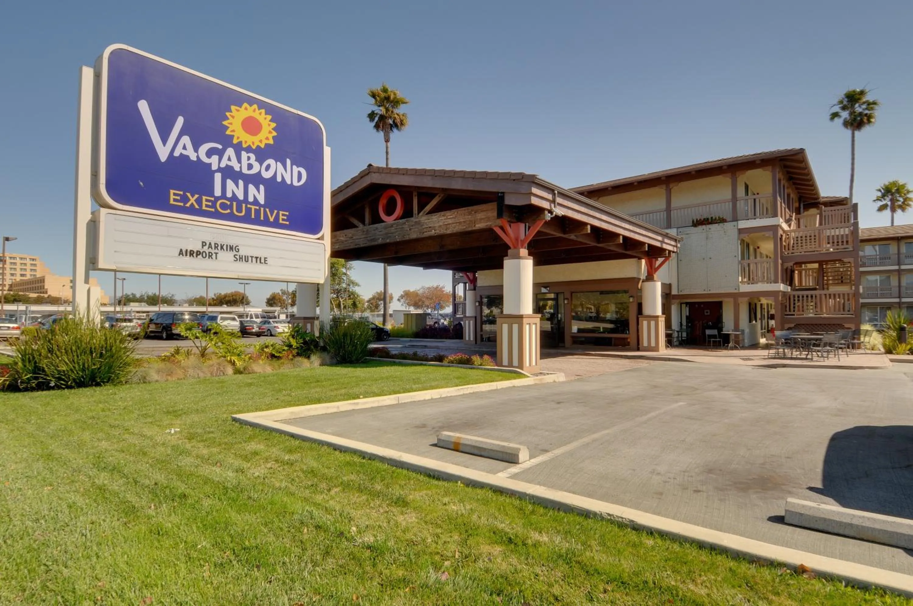 Property building in Vagabond Inn Executive SFO