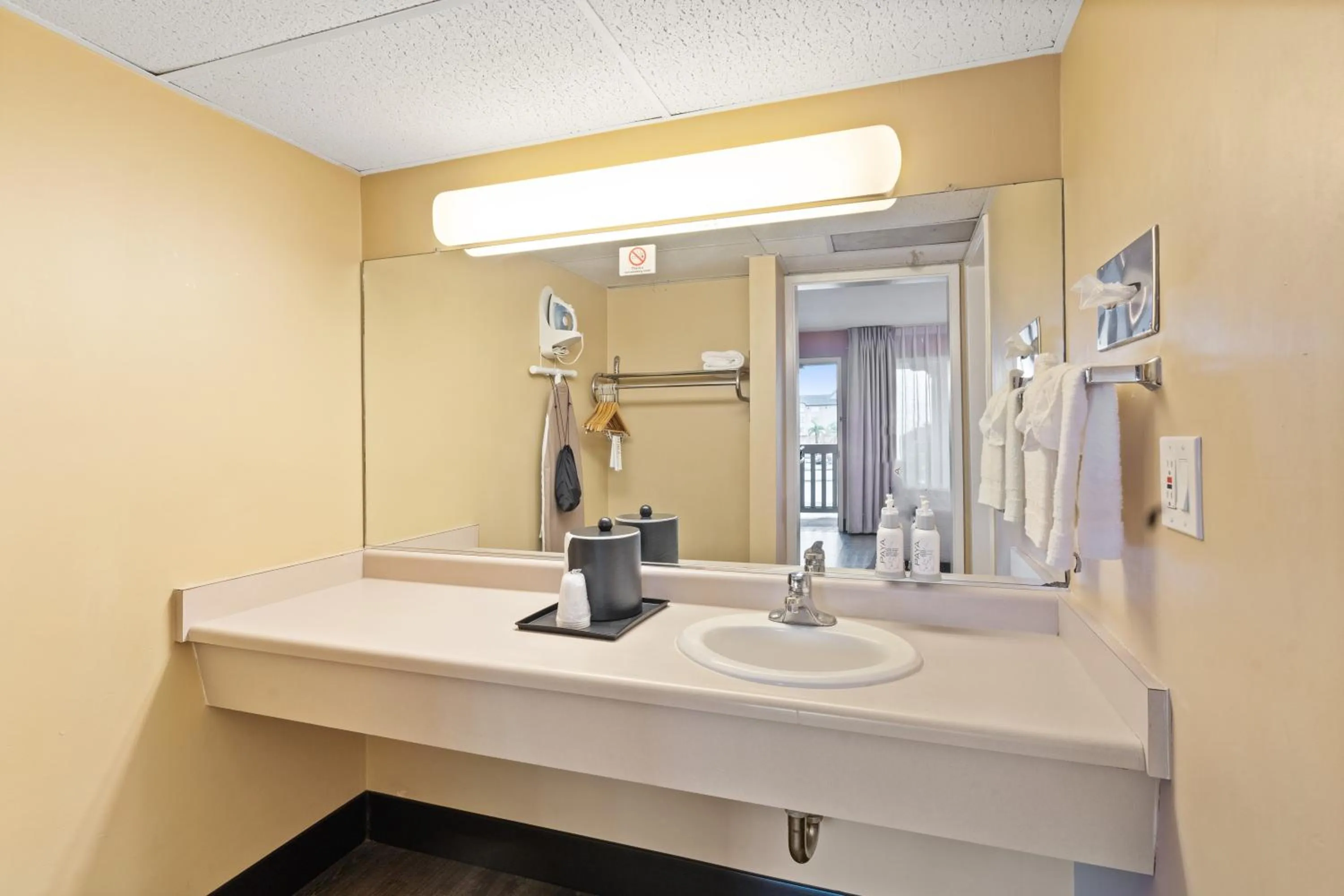 Bathroom in Vagabond Inn Executive SFO