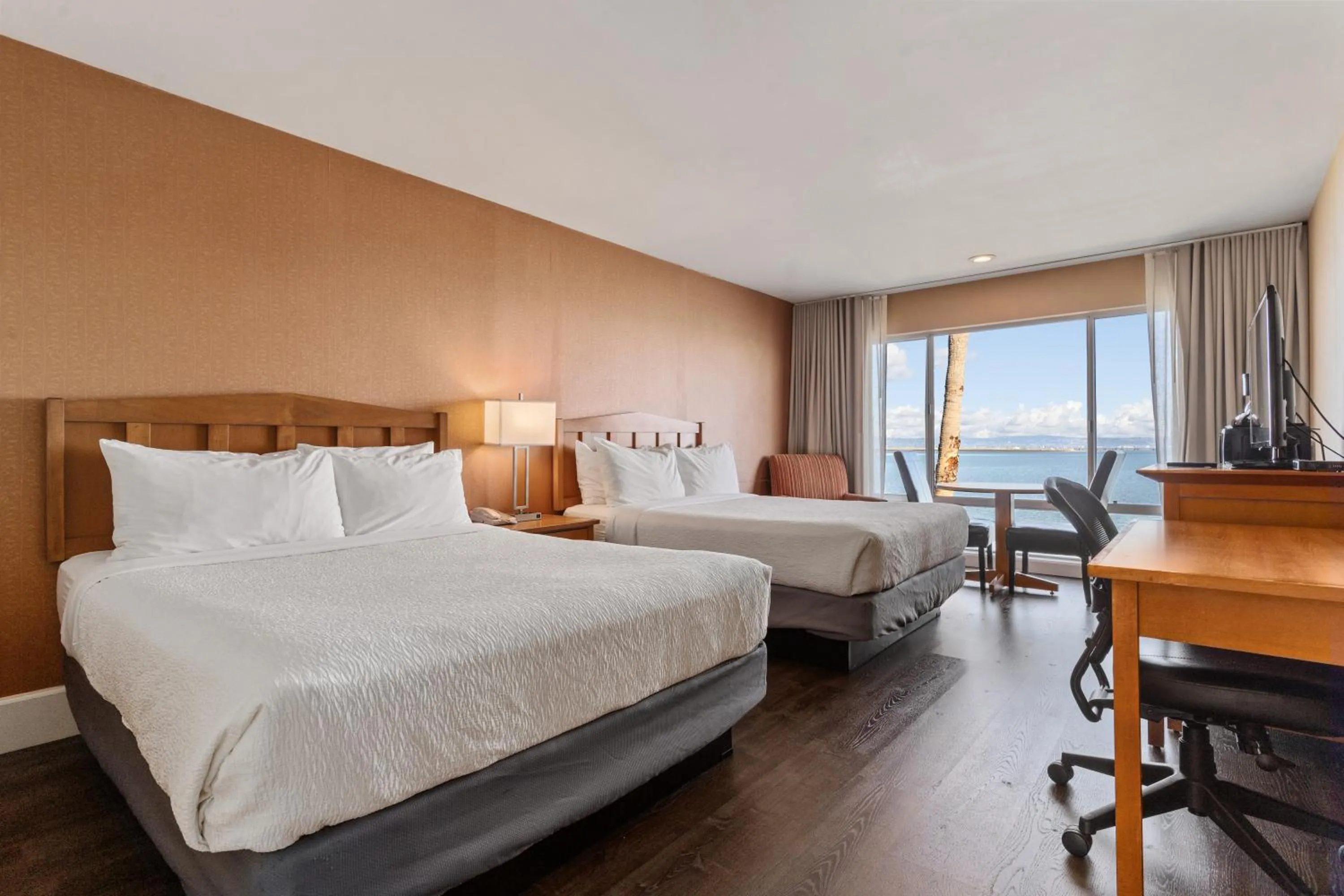 Photo of the whole room in Vagabond Inn Executive SFO