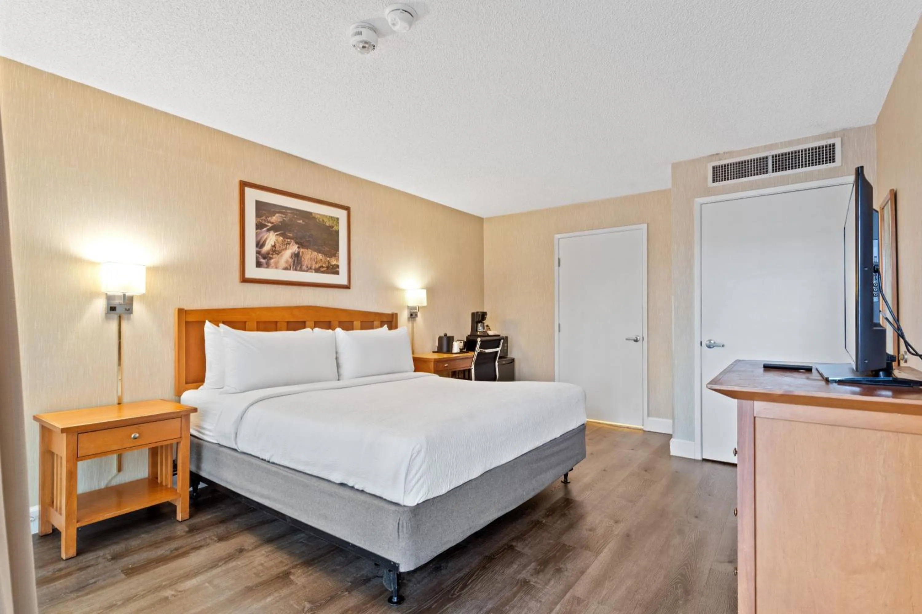 Bed in Vagabond Inn Executive SFO