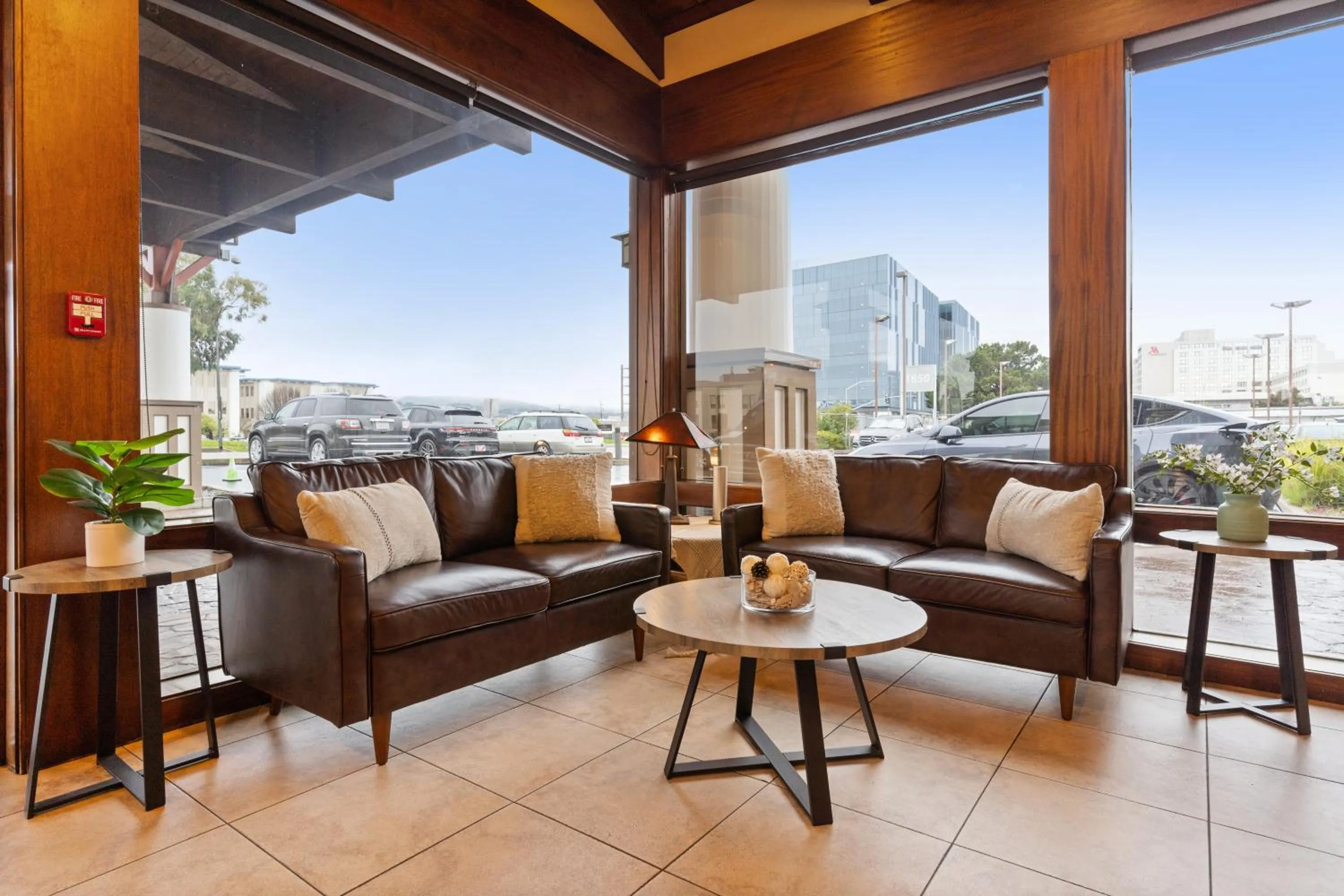 Seating area in Vagabond Inn Executive SFO