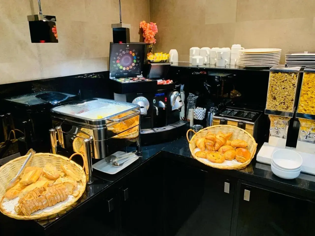 Breakfast in L'Adresse Breakfast in L'Adresse