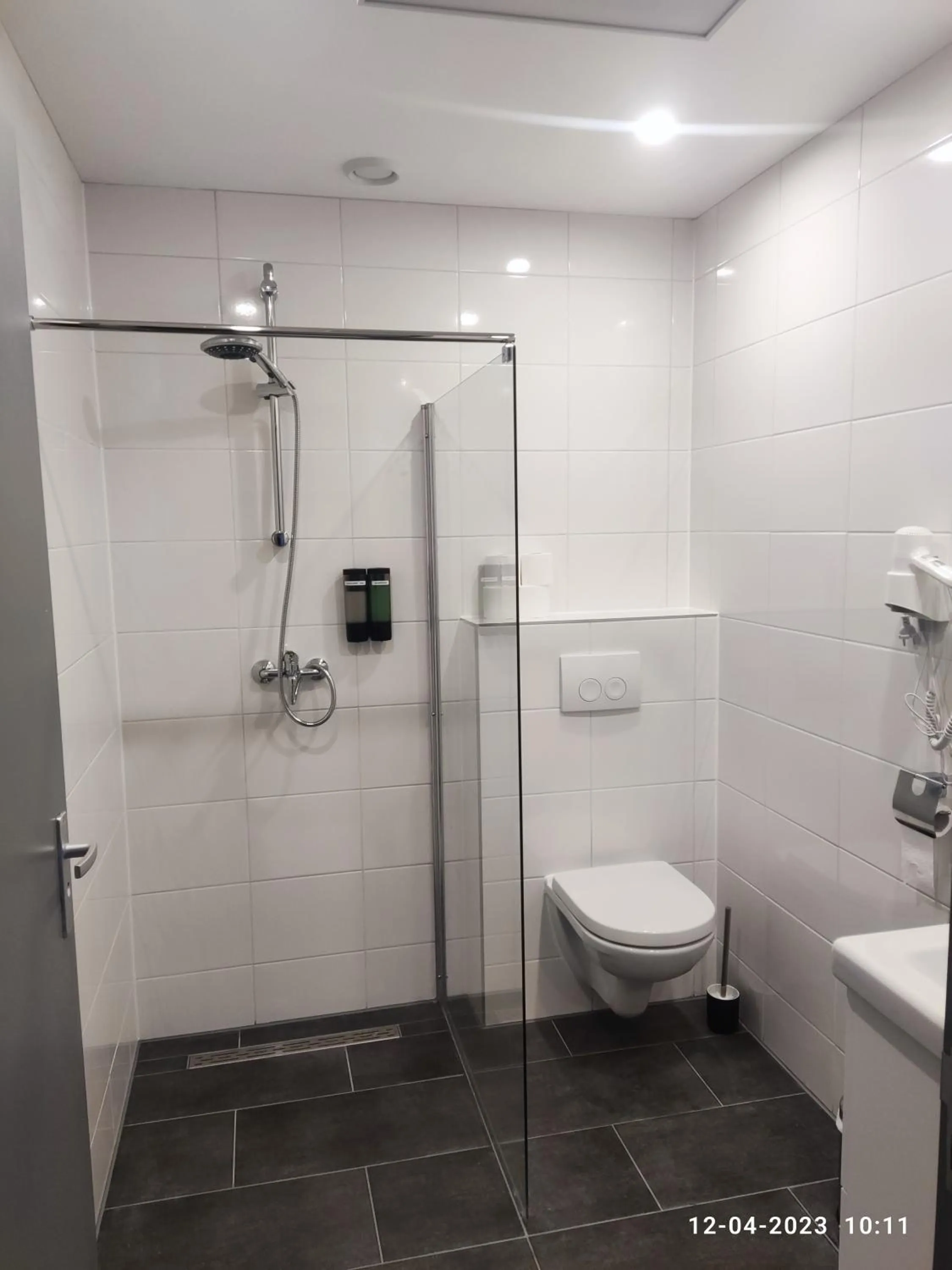 Shower in House of Tulips