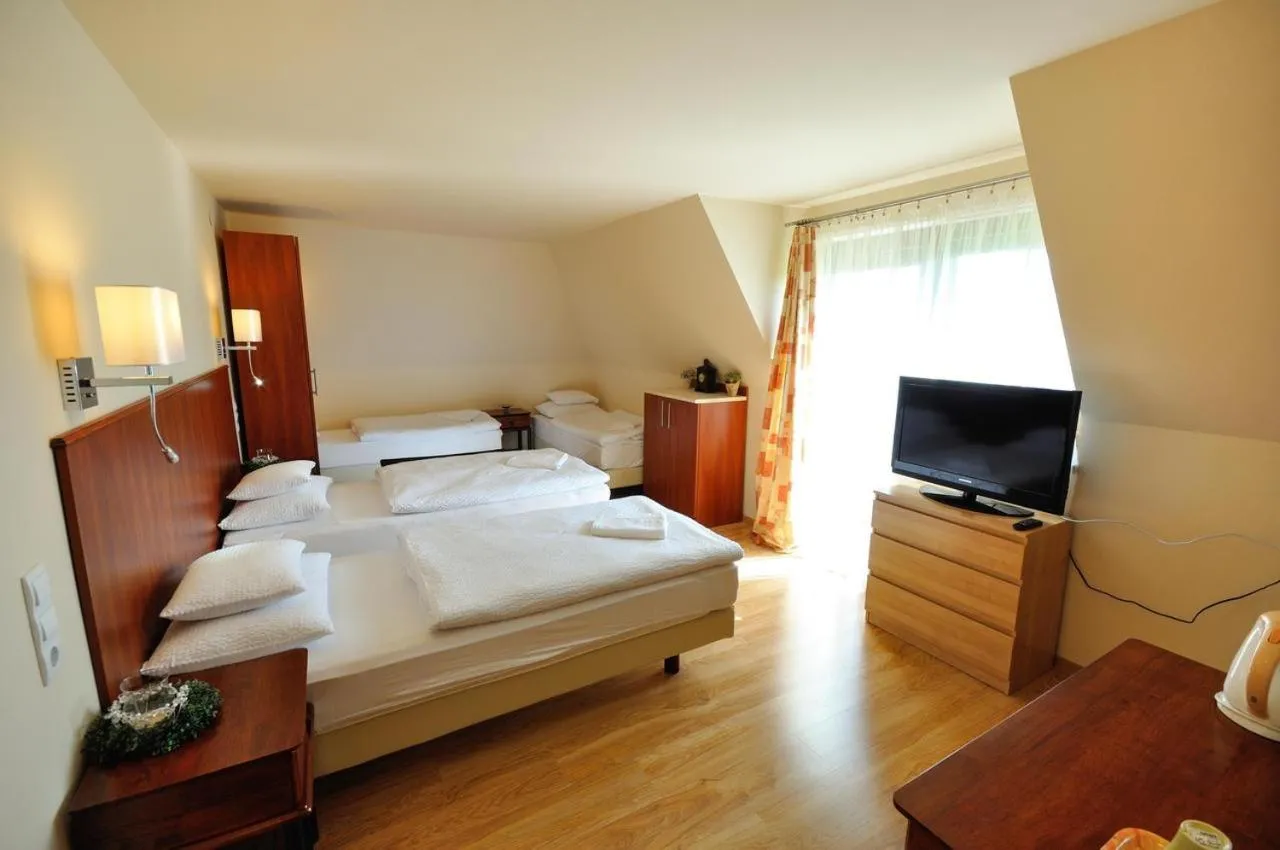 Standard Quadruple Room in Petrény Borpanzió