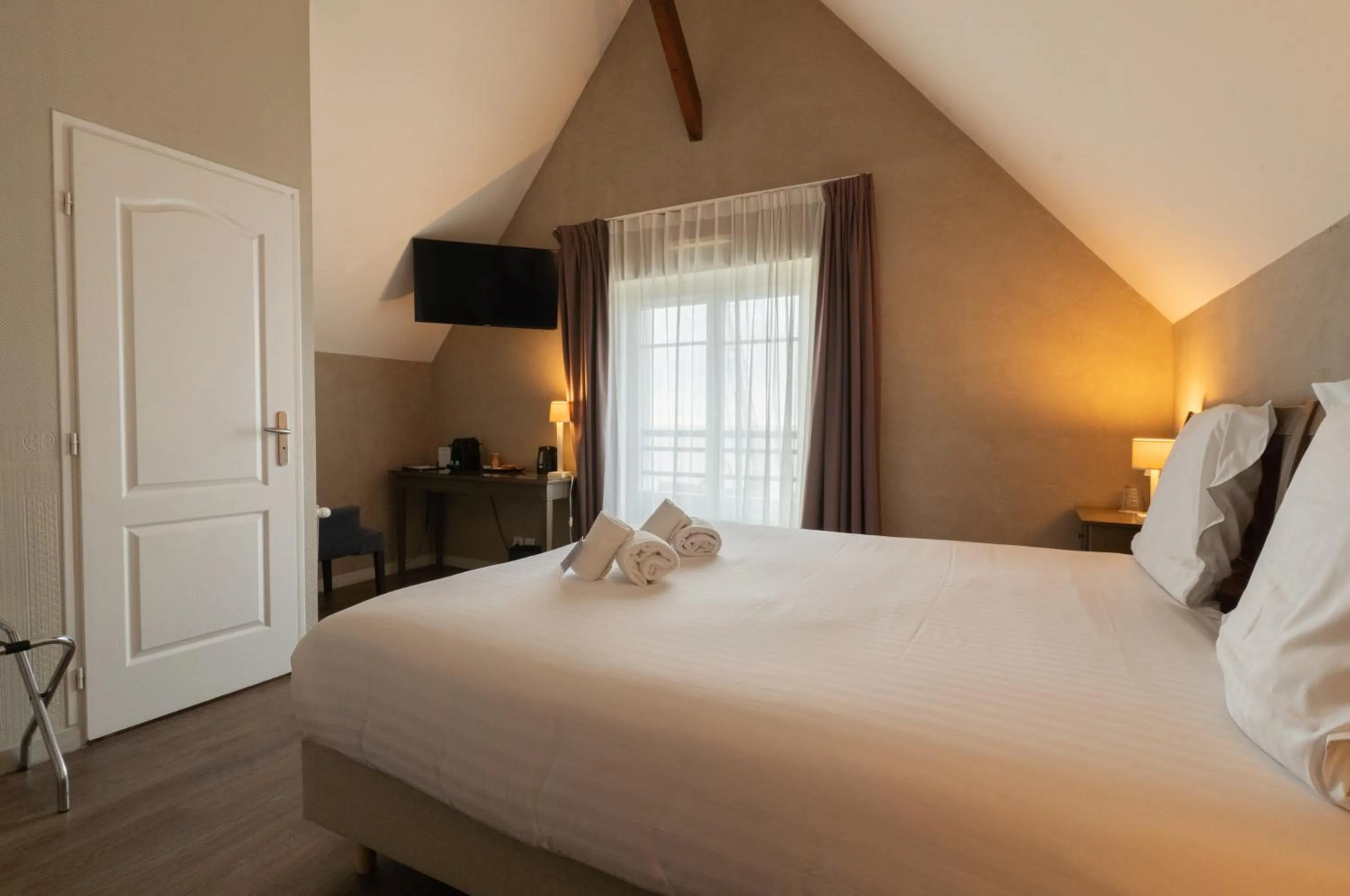 Bedroom, Bed in Best Western Hotel De La Plage Saint Marc sur Mer