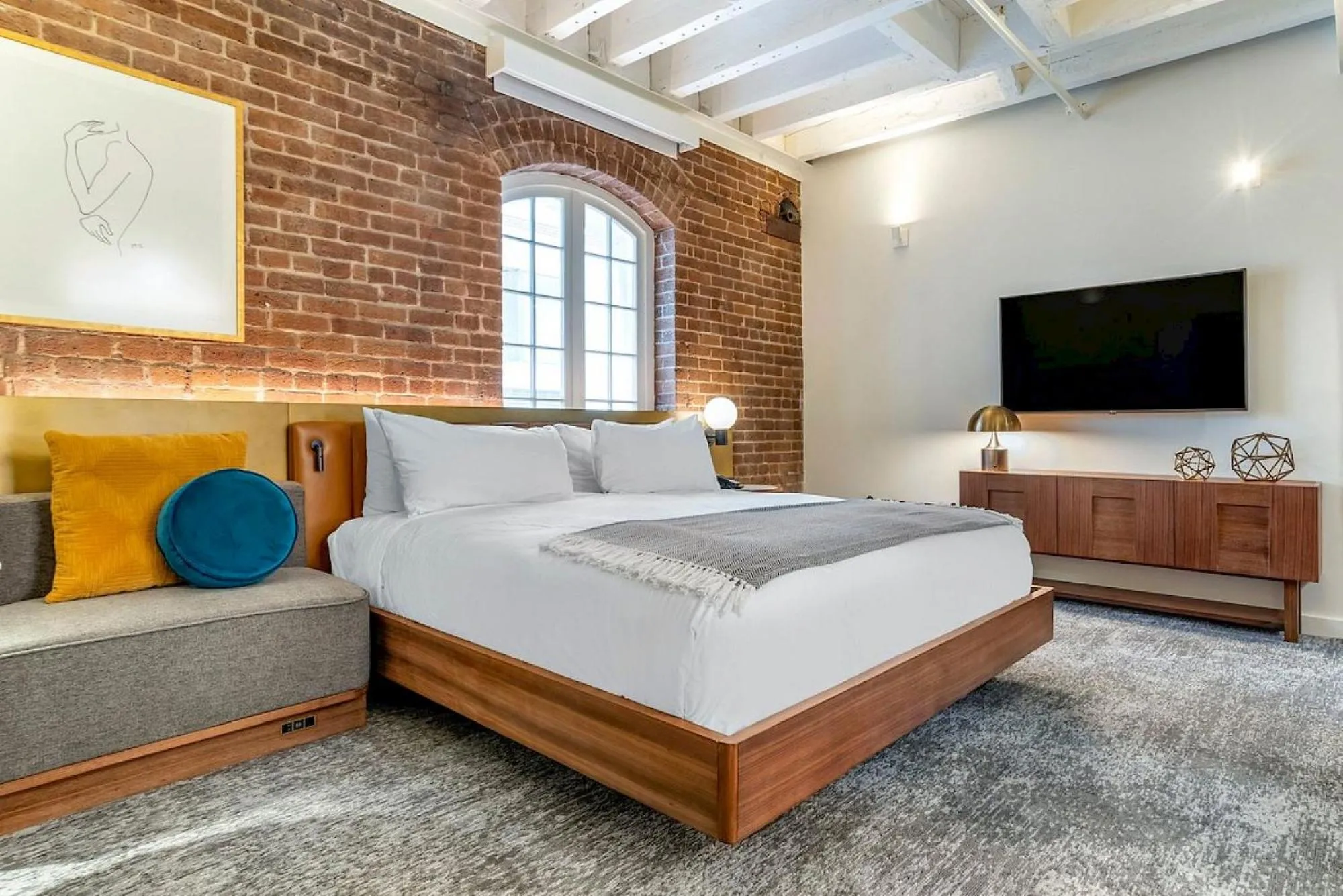 Photo of the whole room, Bed in ONE11 Hotel