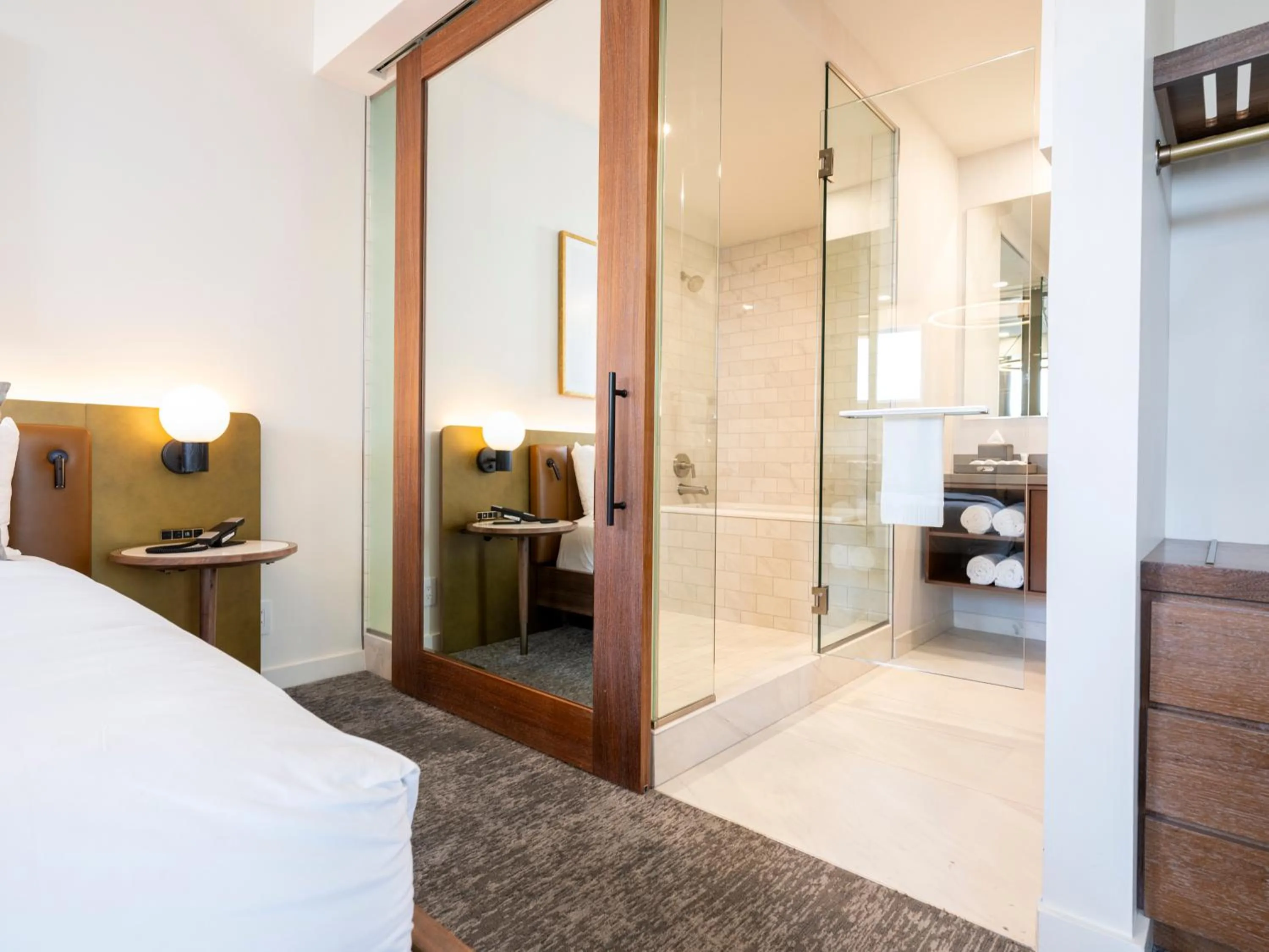 Bathroom, Bed in ONE11 Hotel