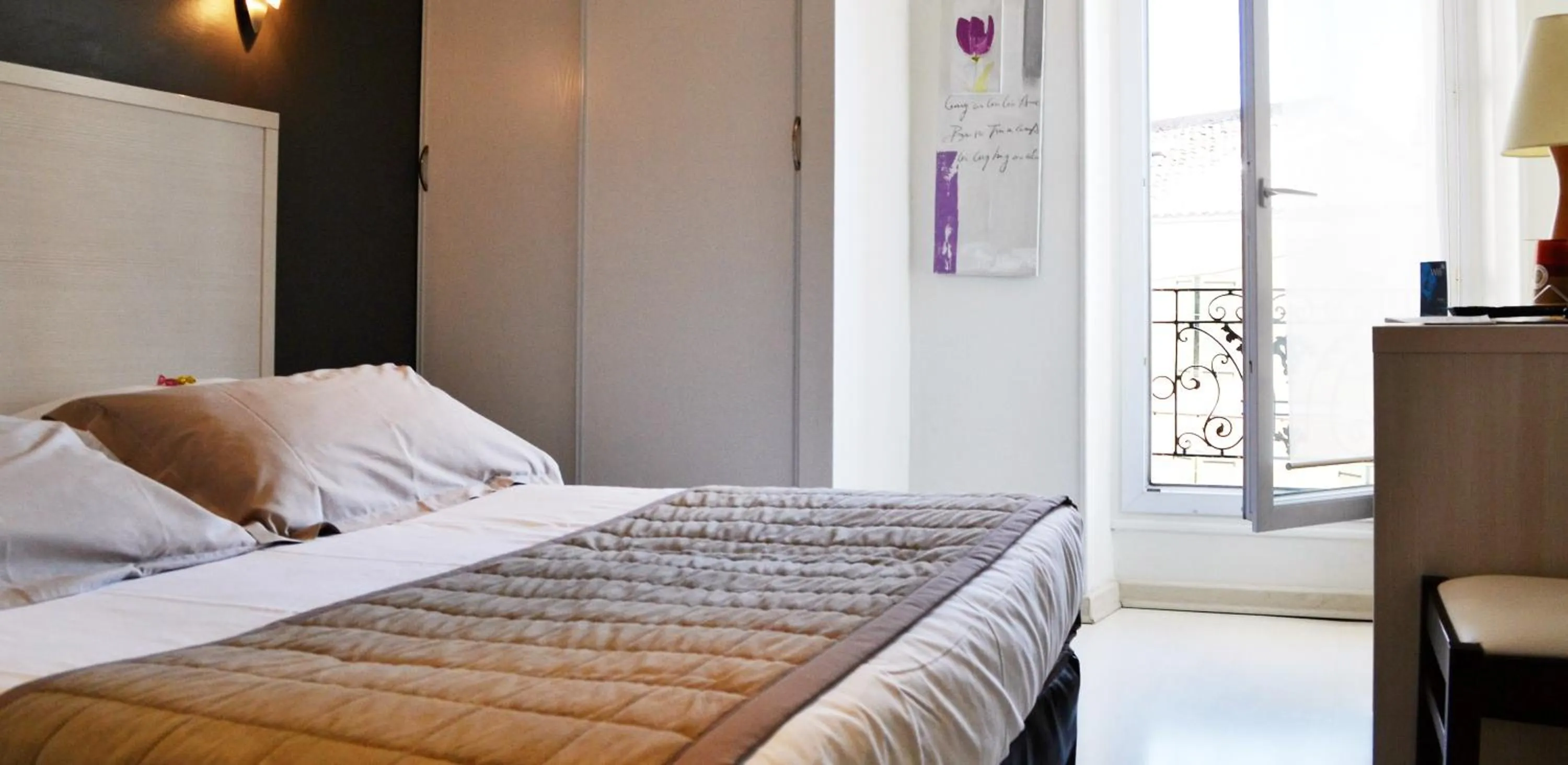 Photo of the whole room, Bed in Hôtel Spa Les Alpes