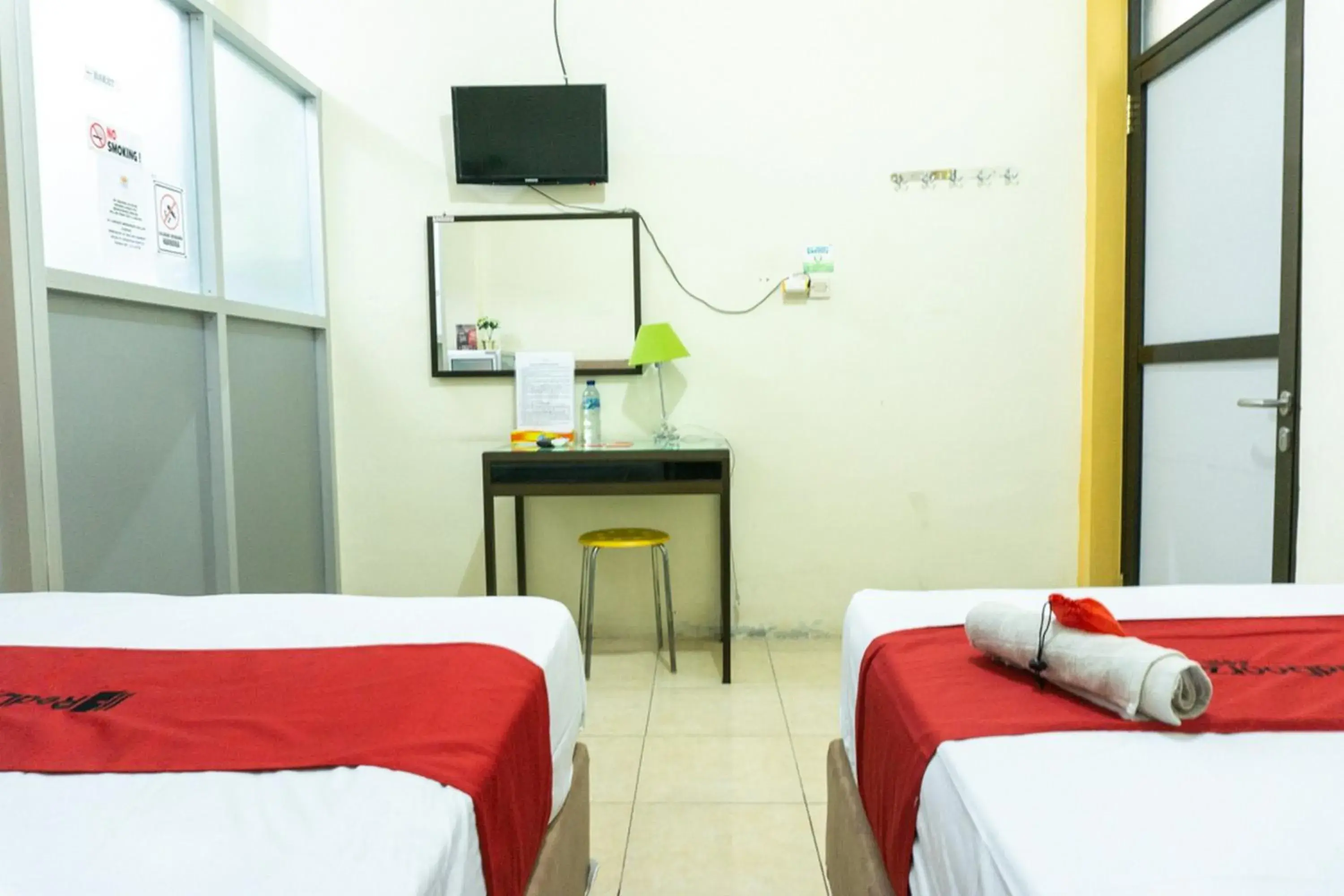 Bed in RedDoorz @ Gatot Subroto Ende Bed in RedDoorz @ Gatot Subroto Ende