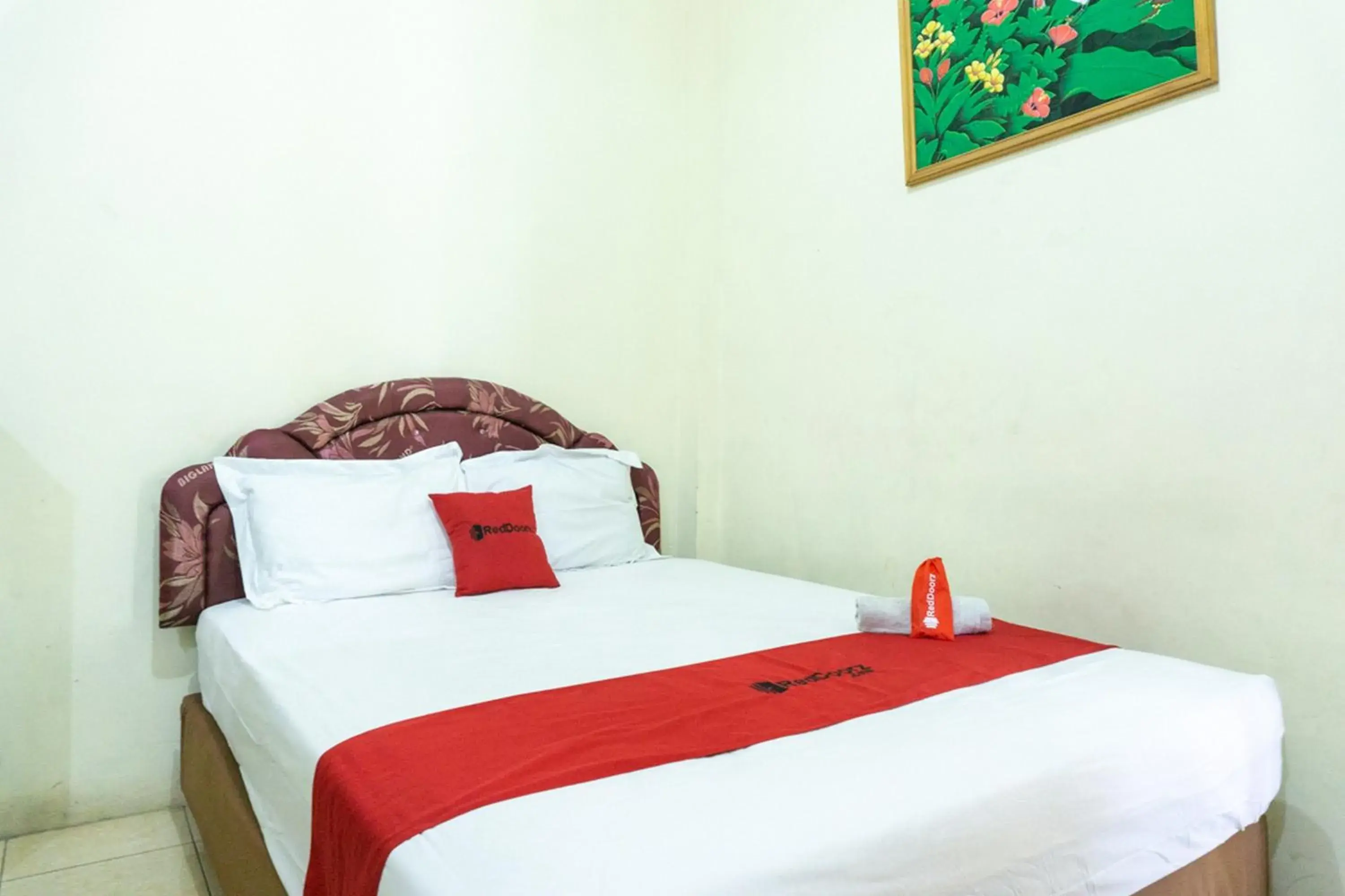 Bed in RedDoorz @ Gatot Subroto Ende Bed in RedDoorz @ Gatot Subroto Ende