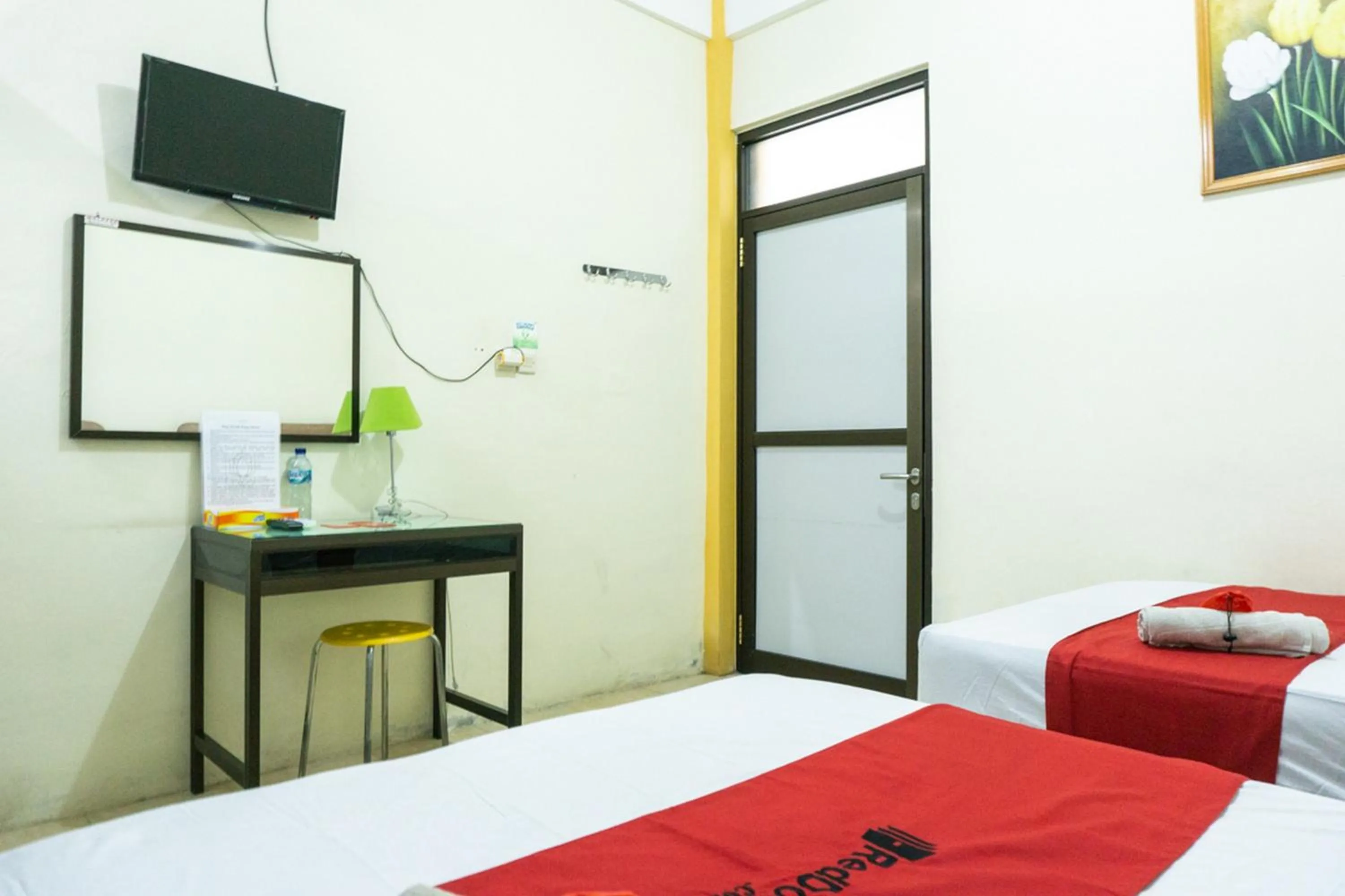 Bed in RedDoorz @ Gatot Subroto Ende