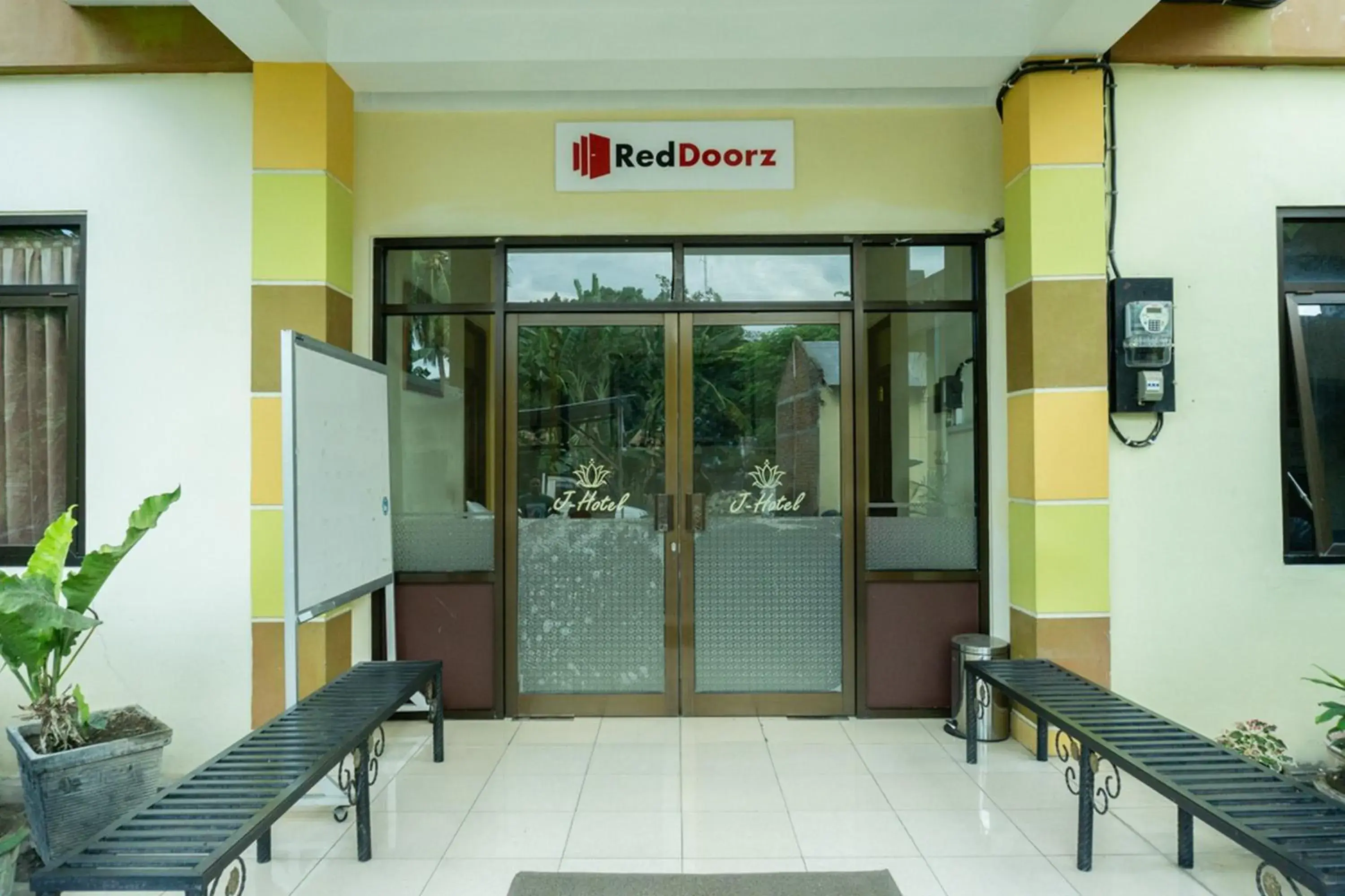 Facade/entrance in RedDoorz @ Gatot Subroto Ende Facade/entrance in RedDoorz @ Gatot Subroto Ende