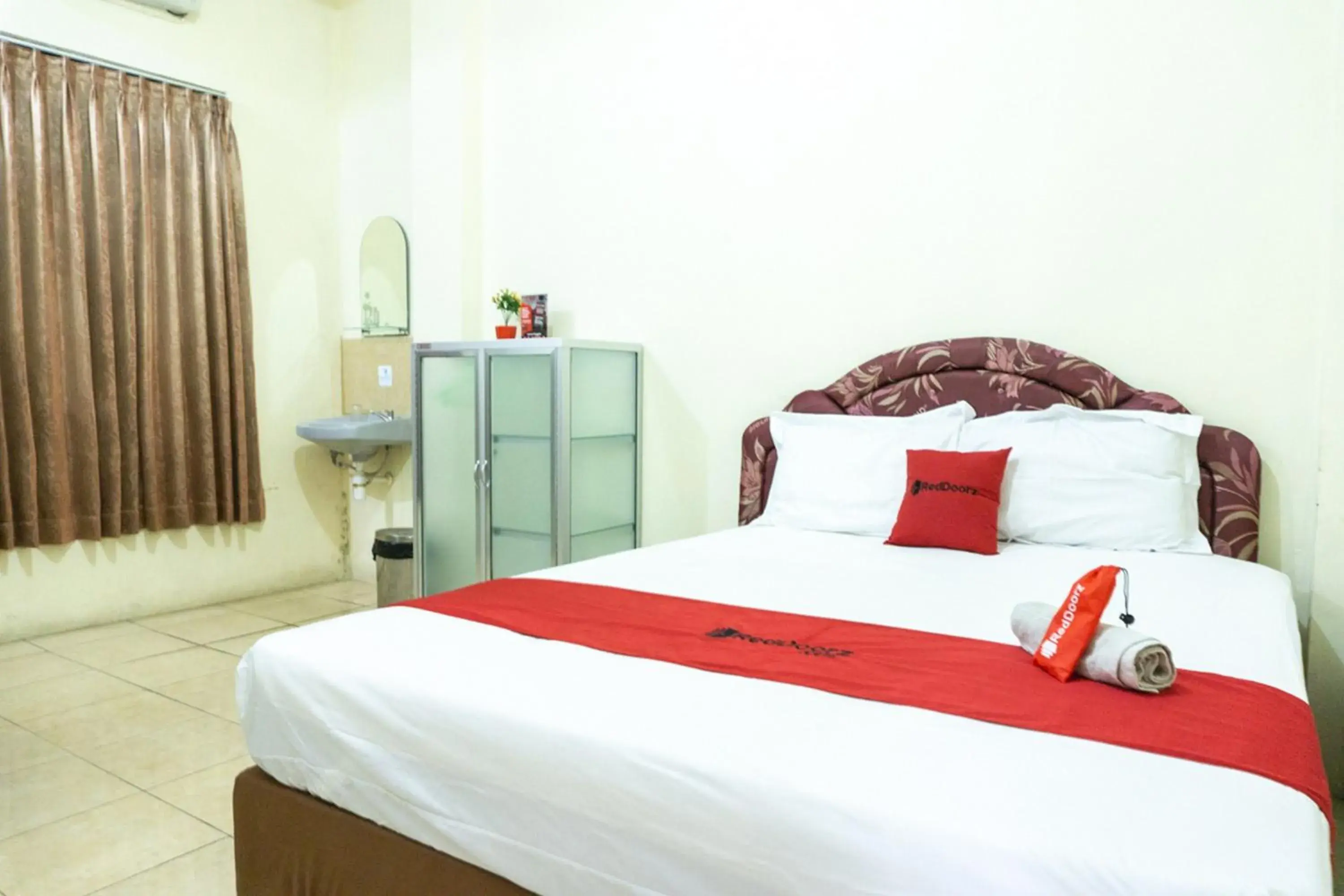 Double Room in RedDoorz @ Gatot Subroto Ende Double Room in RedDoorz @ Gatot Subroto Ende