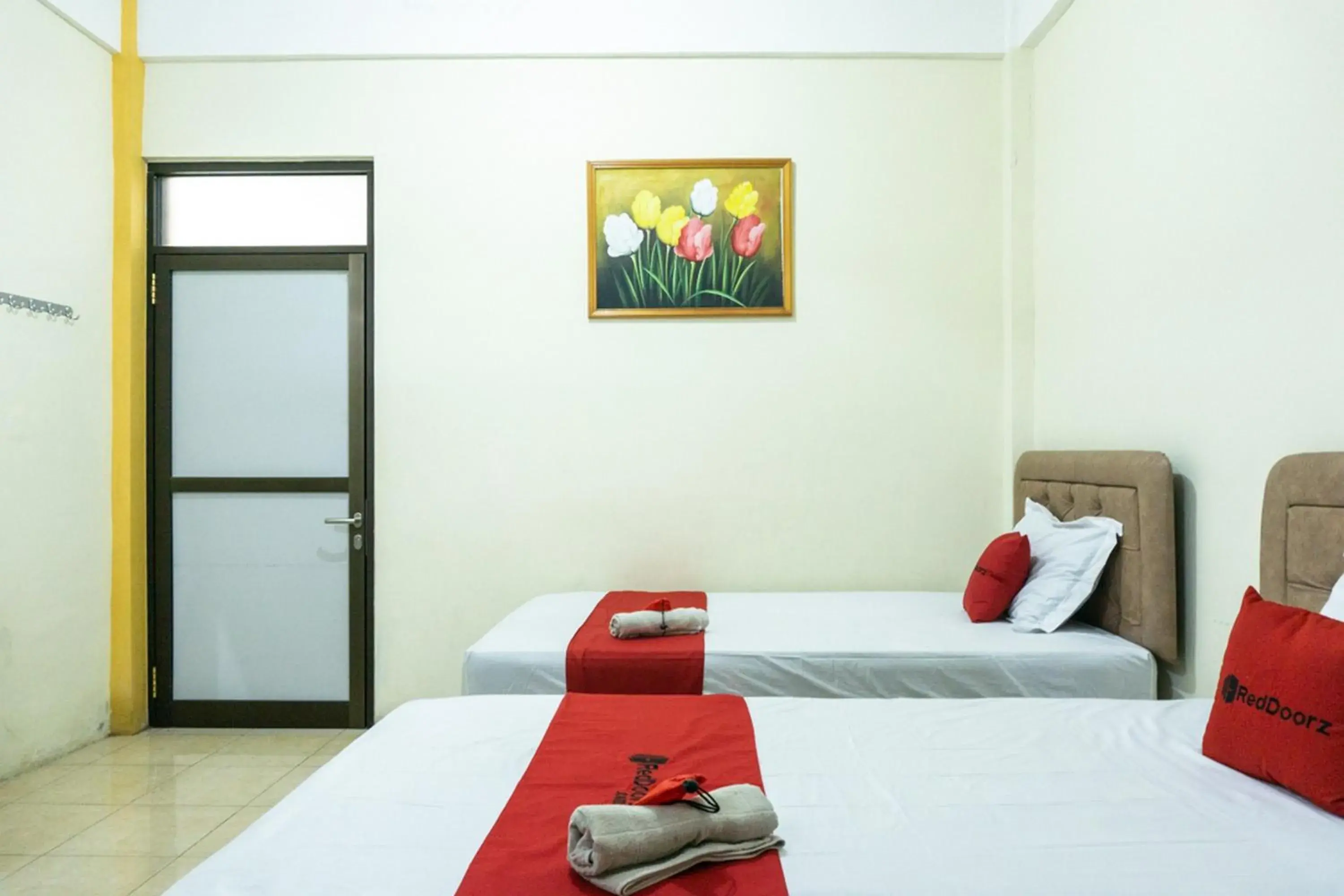 Bed in RedDoorz @ Gatot Subroto Ende Bed in RedDoorz @ Gatot Subroto Ende
