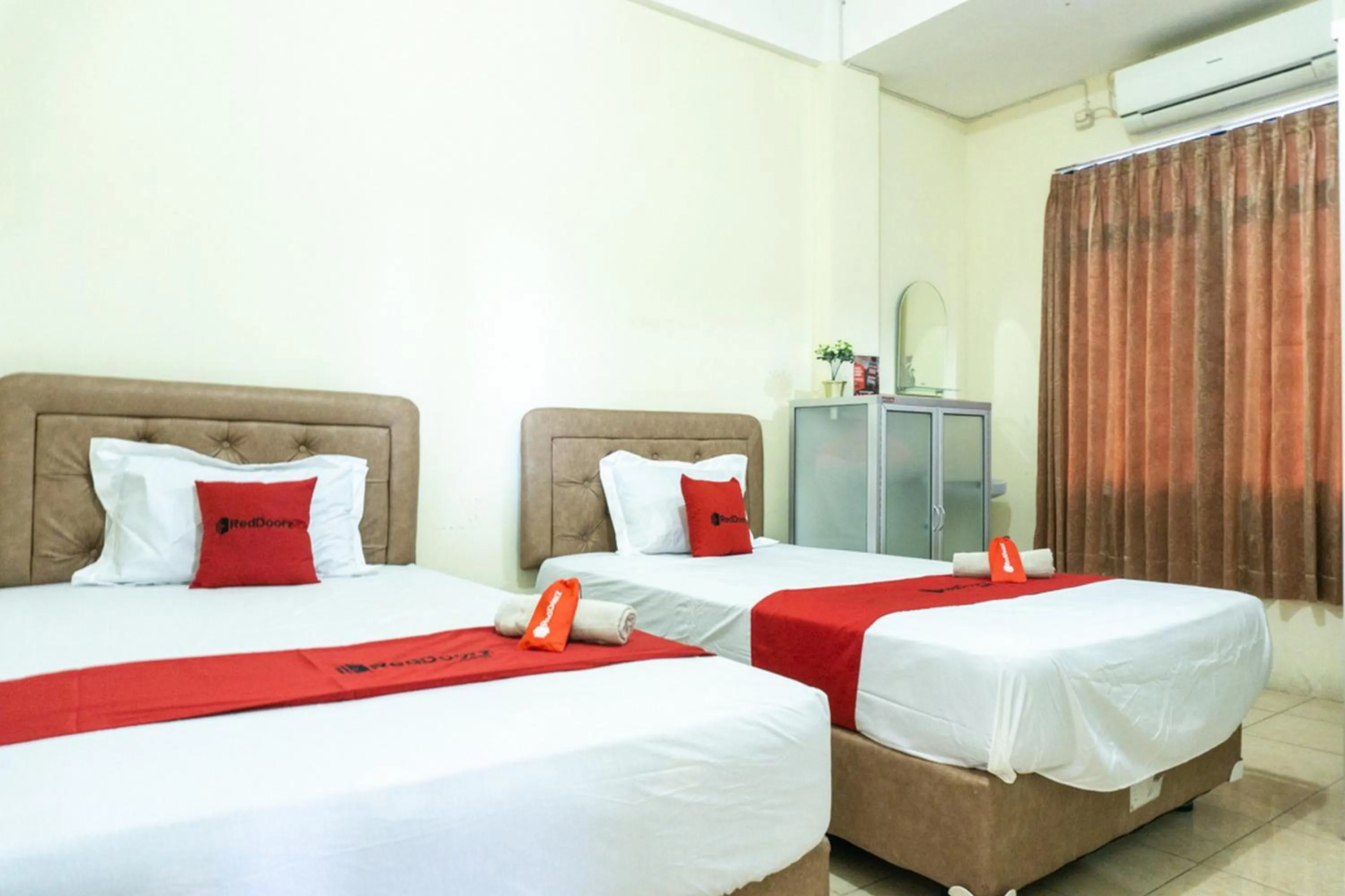 Bedroom, Bed in RedDoorz @ Gatot Subroto Ende