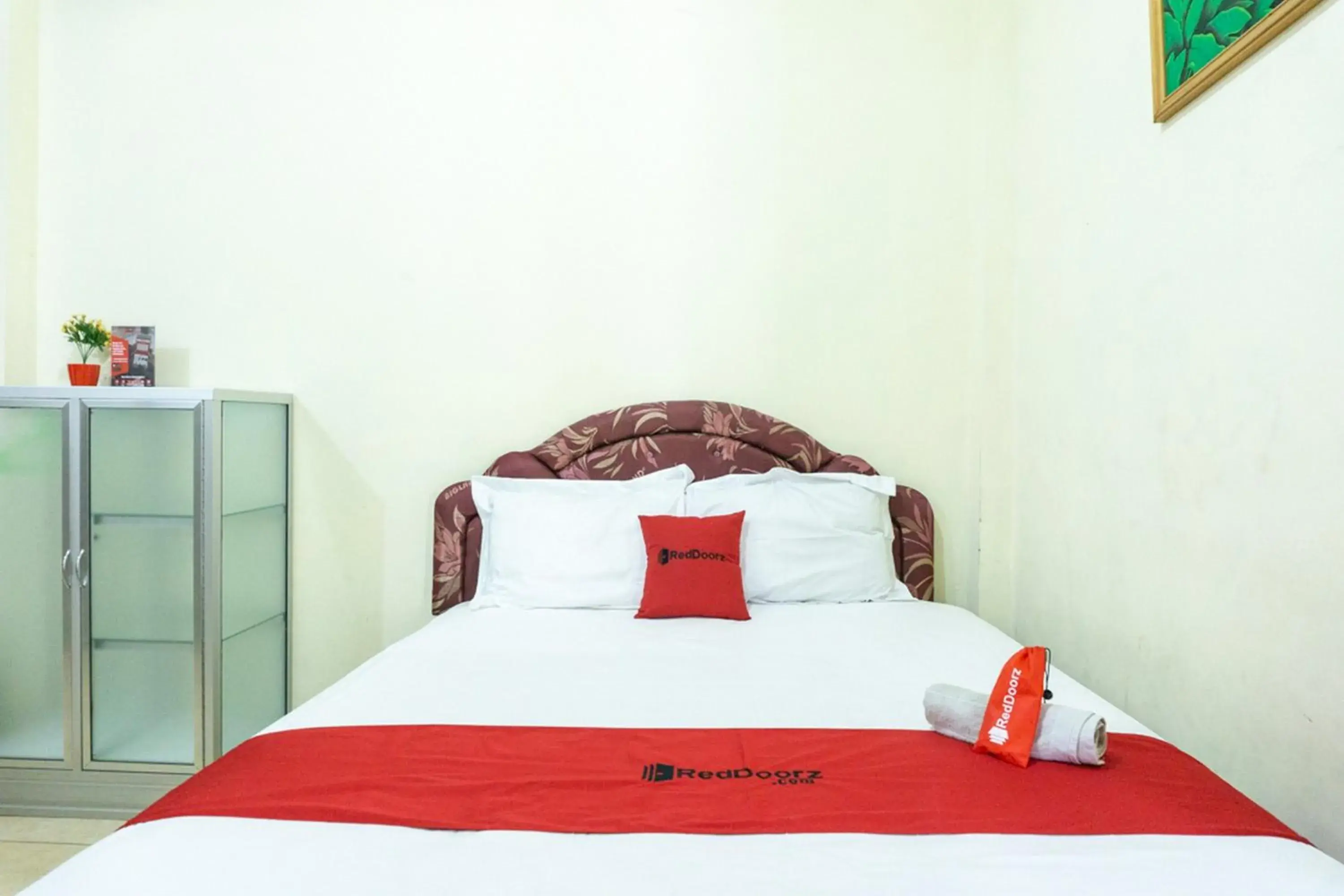 Bed in RedDoorz @ Gatot Subroto Ende Bed in RedDoorz @ Gatot Subroto Ende