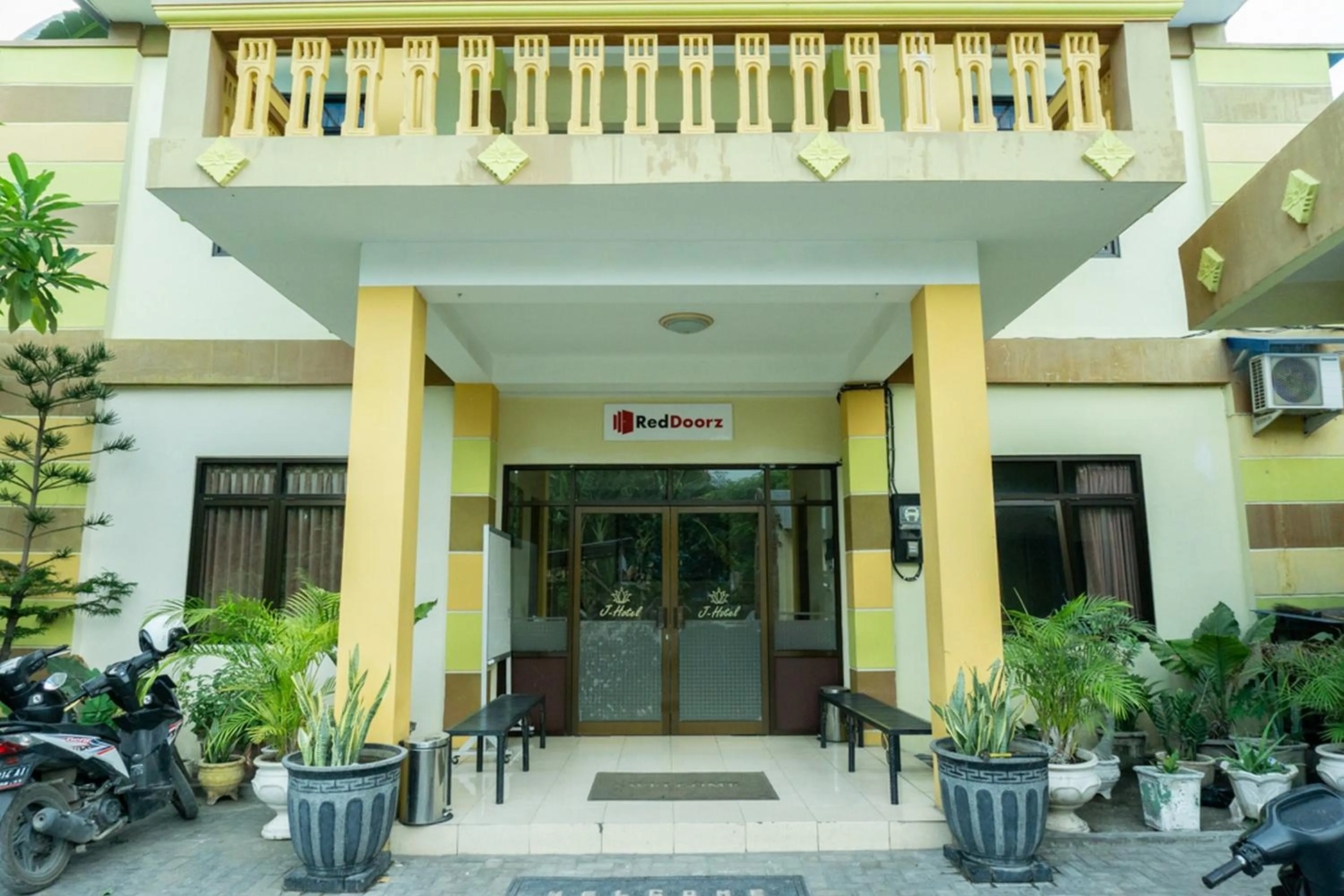 Facade/entrance in RedDoorz @ Gatot Subroto Ende