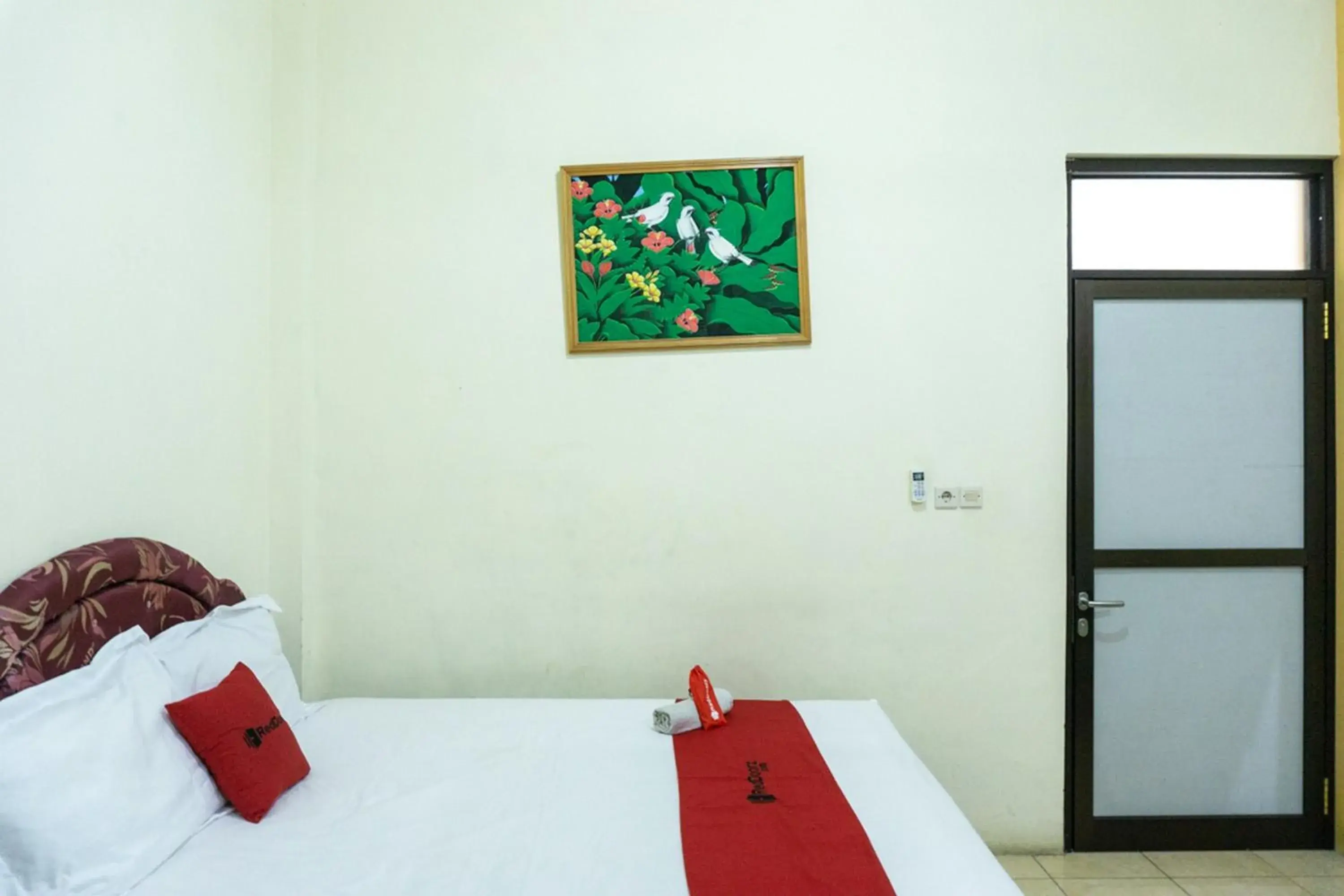 Bed in RedDoorz @ Gatot Subroto Ende Bed in RedDoorz @ Gatot Subroto Ende